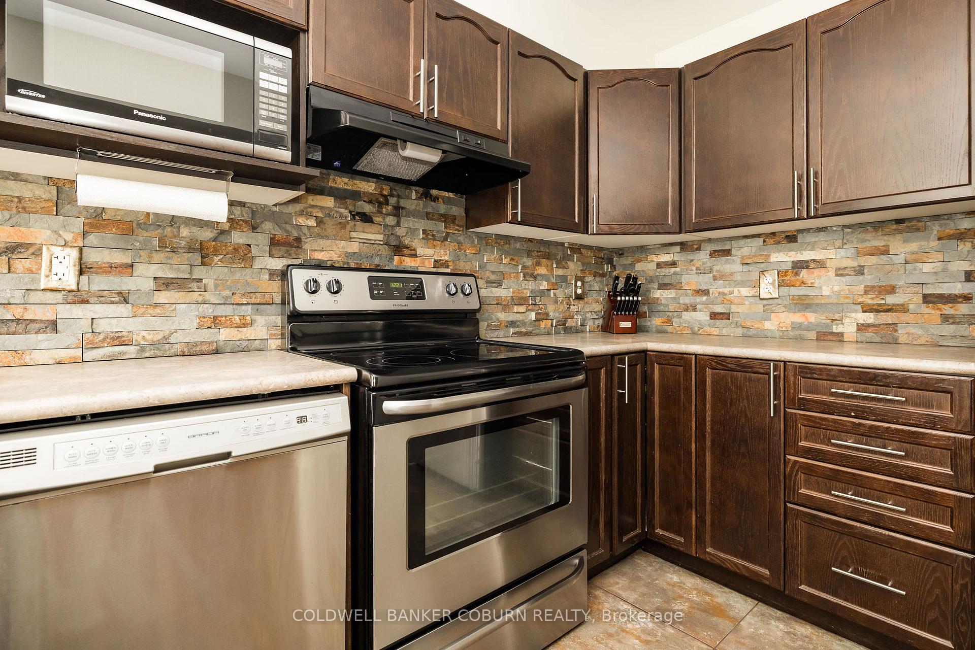 Photo 13 of 238 Arrita Street, Ottawa, Kanata - Emerald Meadows/Trailwest — HOMEH