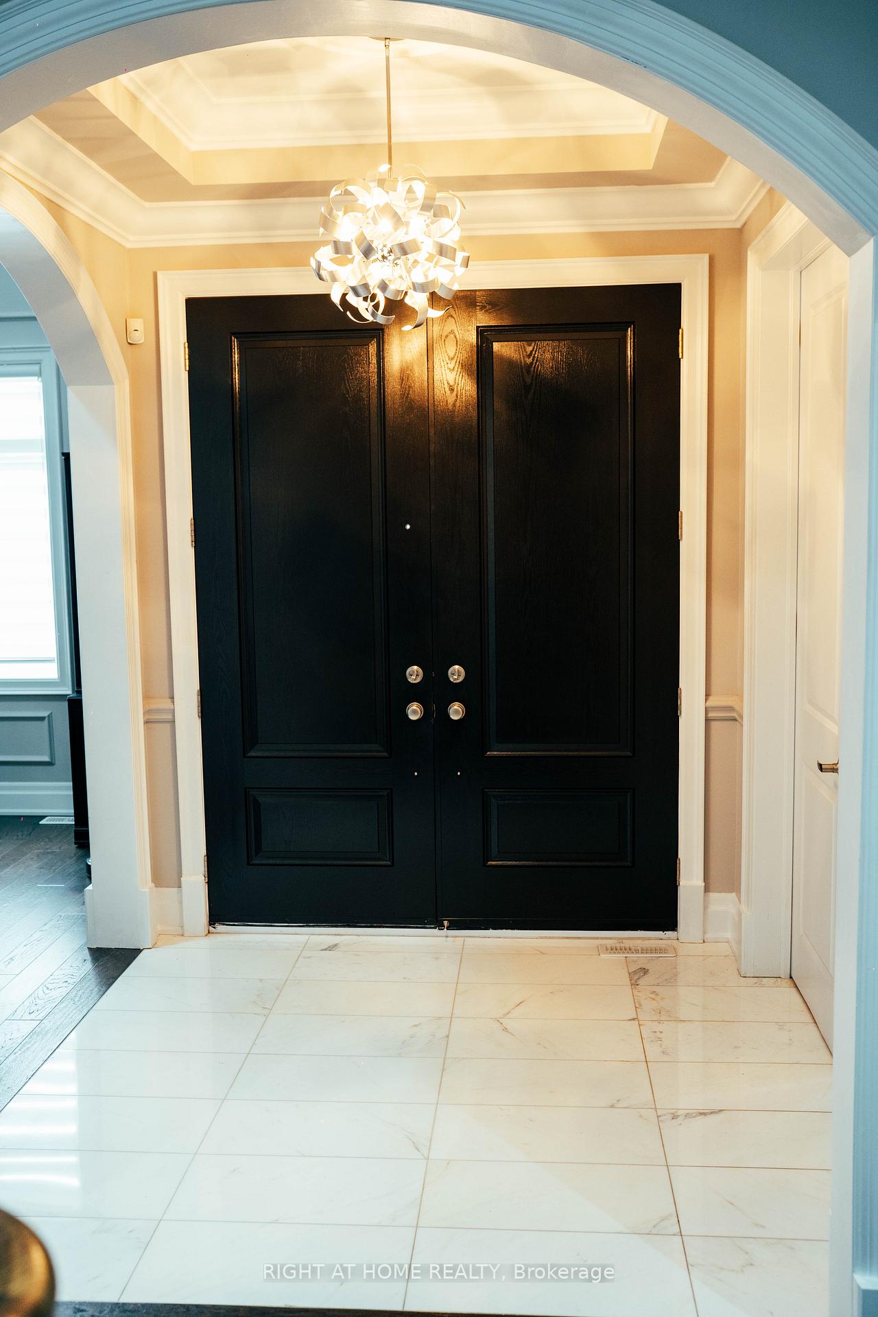 Photo 3 of 11 Fairmont Close, Brampton, Credit Valley — HOMEH