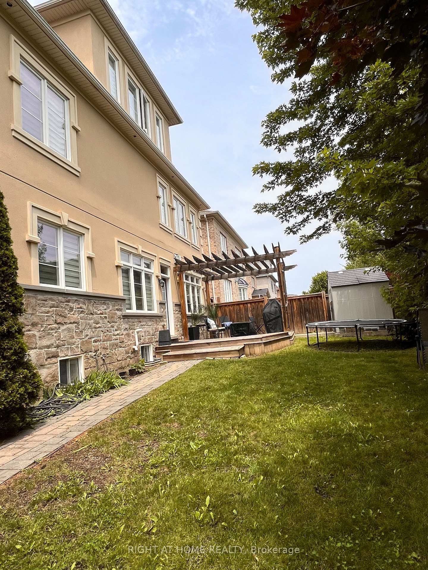 Photo 22 of 11 Fairmont Close, Brampton, Credit Valley — HOMEH