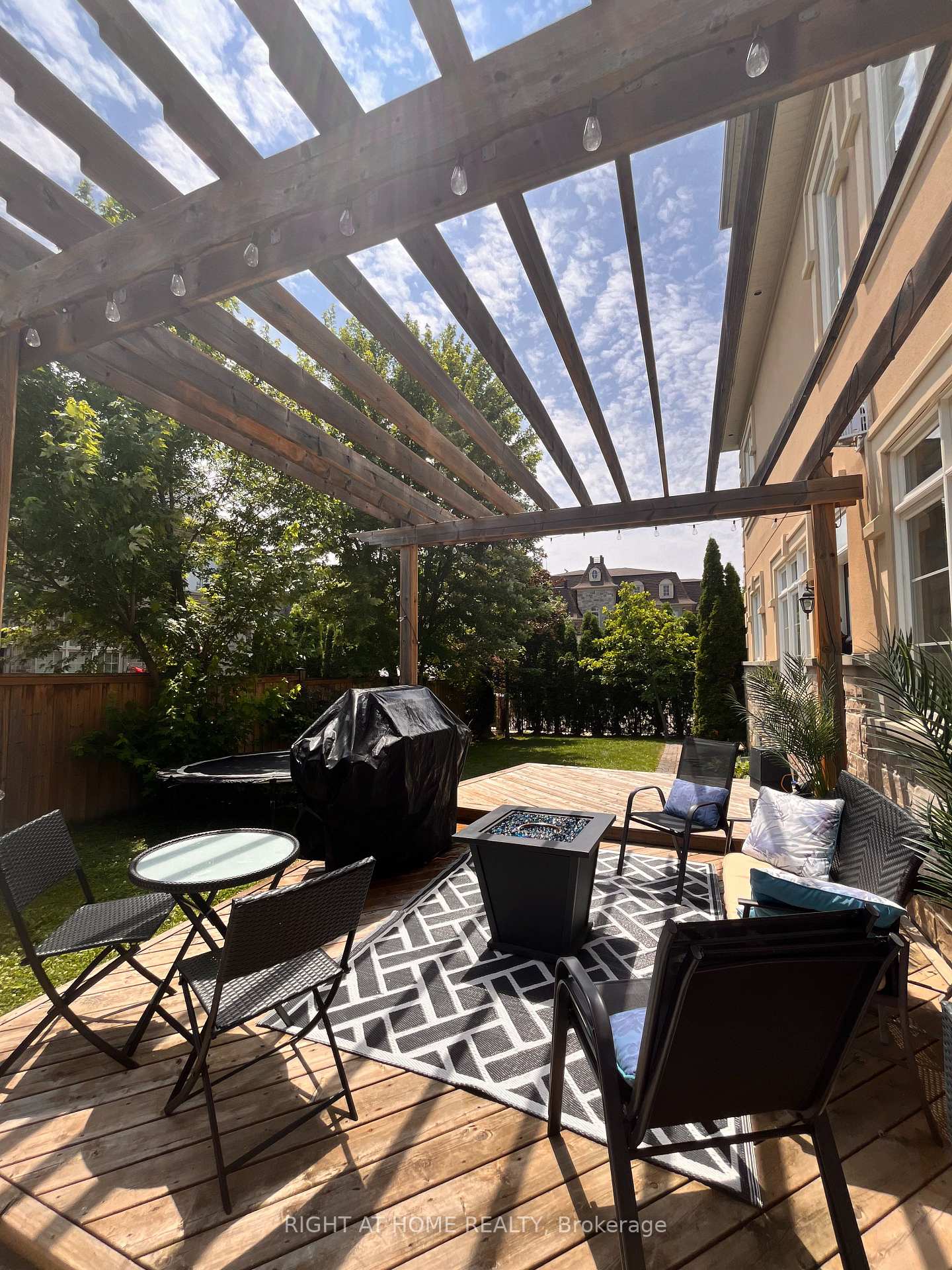 Photo 23 of 11 Fairmont Close, Brampton, Credit Valley — HOMEH