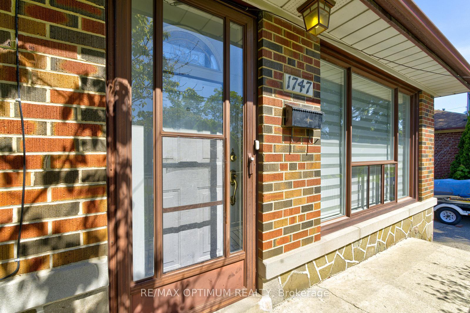 Photo 5 of 1747 Coram Crescent, Mississauga, Dixie — HOMEH