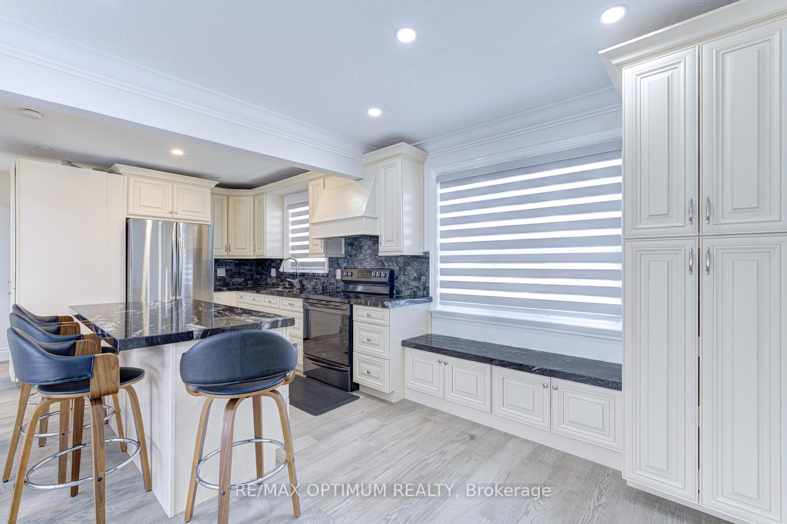 Photo 12 of 1747 Coram Crescent, Mississauga, Dixie — HOMEH