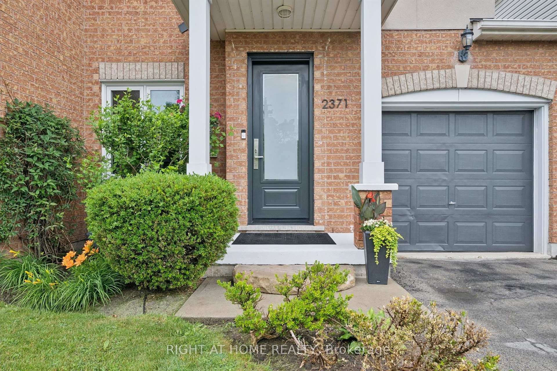Photo 3 of 2371 Dalebrook Drive, Oakville, Wedgewood Creek — HOMEH