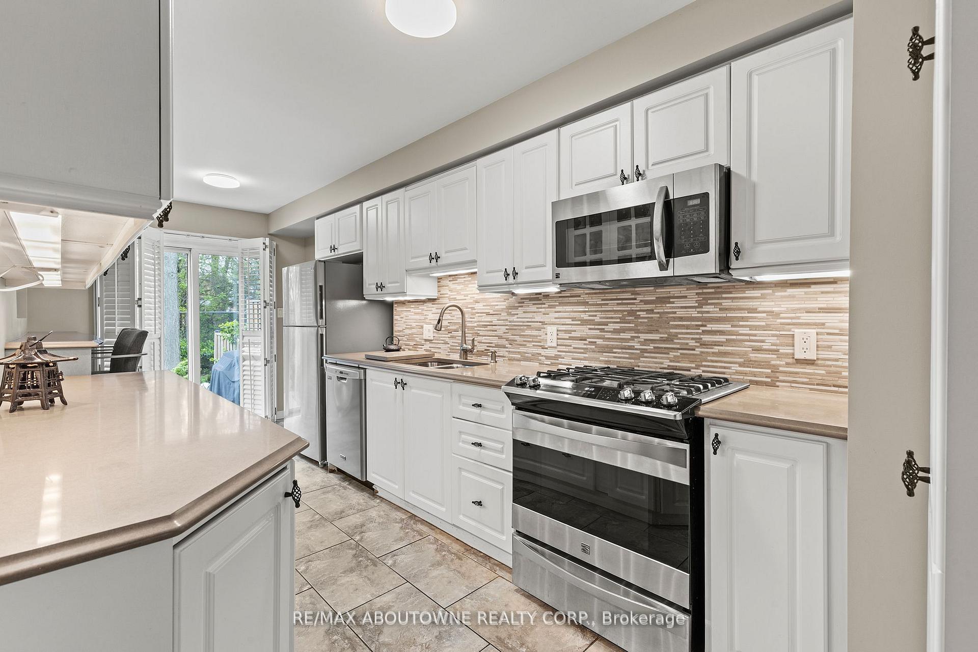 Photo 14 of Unit 9, 2230 Walkers Line, Burlington, Headon — HOMEH
