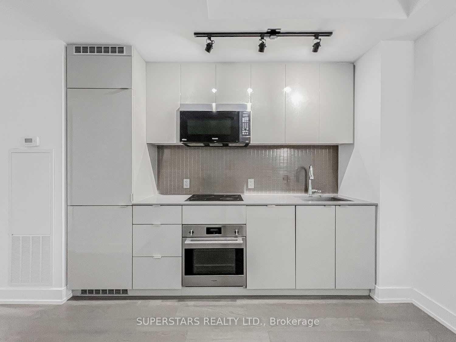 Photo 3 of Unit 911, 7 Grenville Street, Toronto, Bay Street Corridor — HOMEH