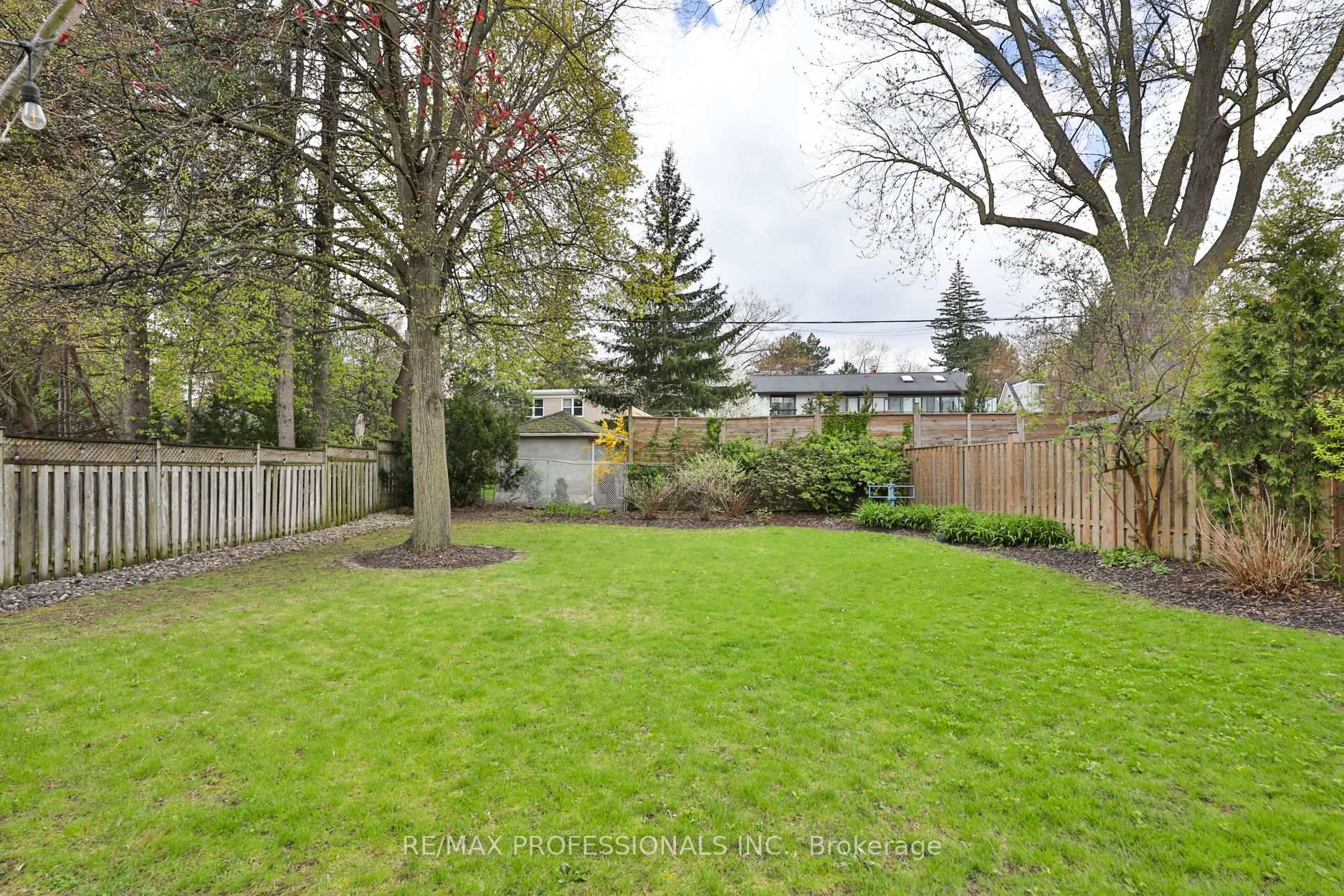 Photo 2 of 11 Cranleigh Court, Etobicoke, Edenbridge-Humber Valley — HOMEH