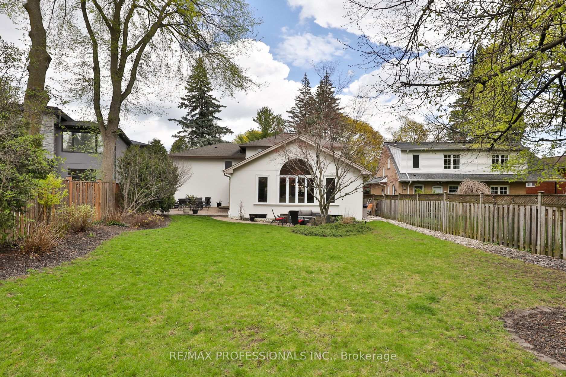 Photo 3 of 11 Cranleigh Court, Etobicoke, Edenbridge-Humber Valley — HOMEH