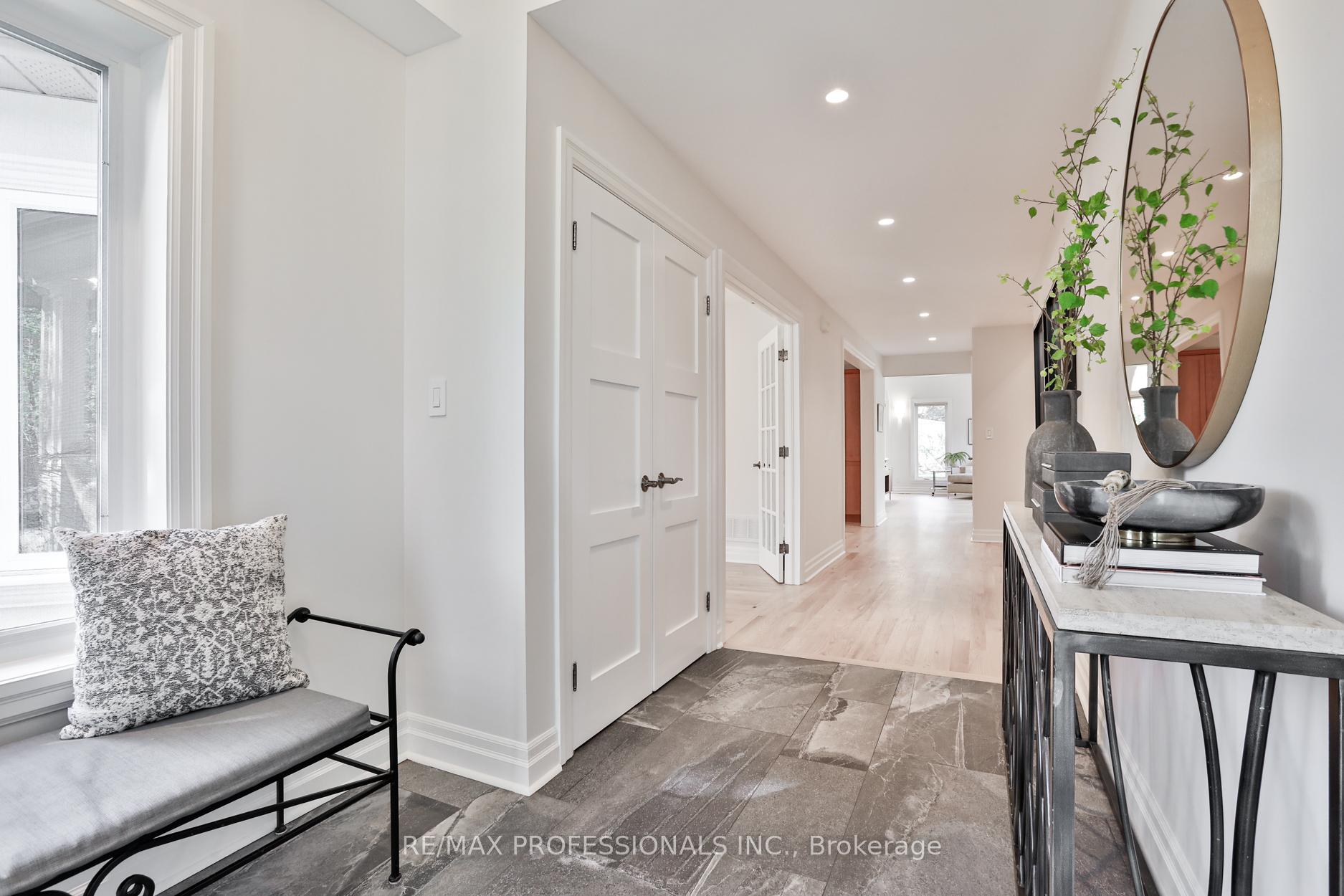 Photo 5 of 11 Cranleigh Court, Etobicoke, Edenbridge-Humber Valley — HOMEH