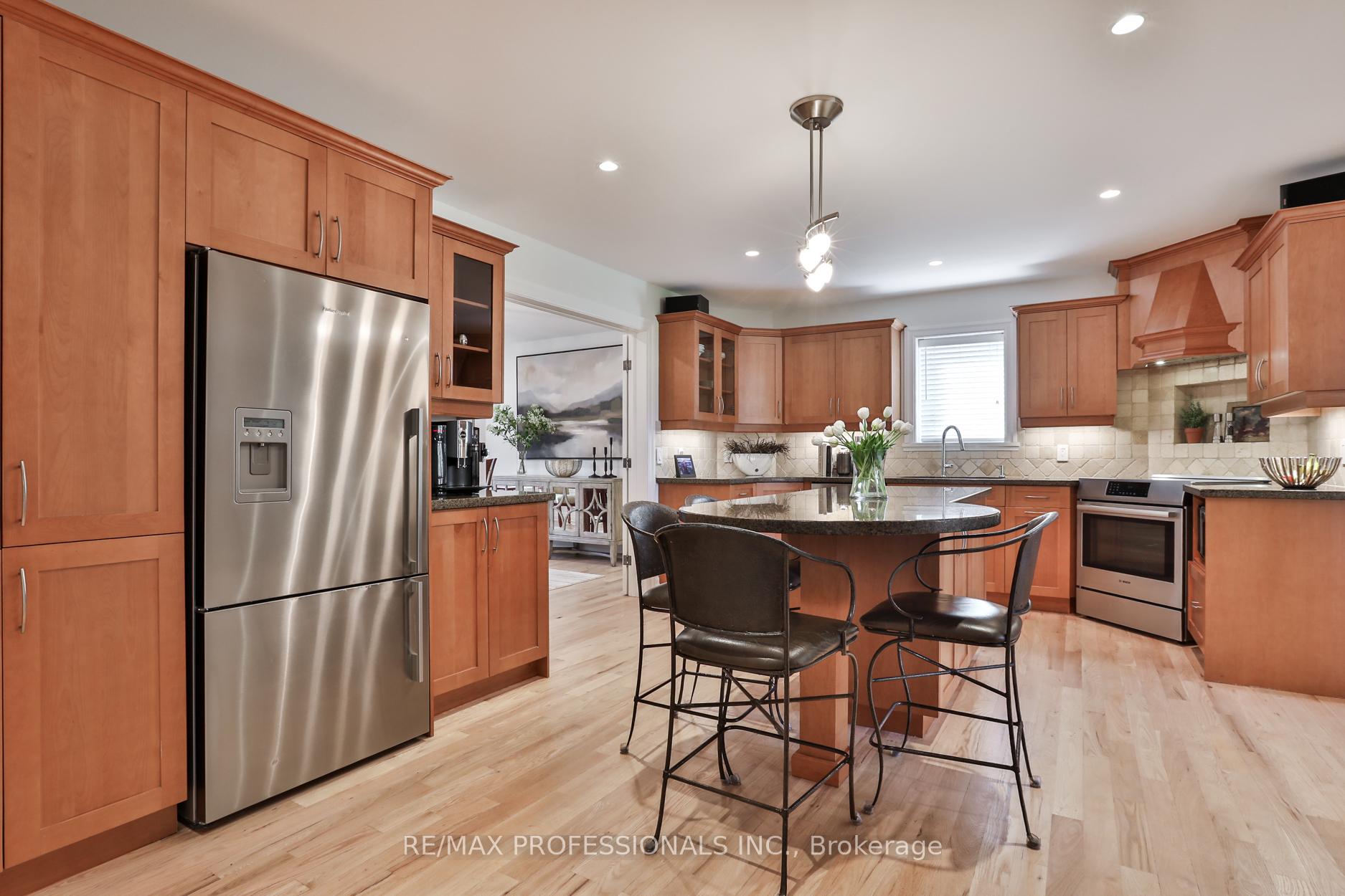 Photo 9 of 11 Cranleigh Court, Etobicoke, Edenbridge-Humber Valley — HOMEH