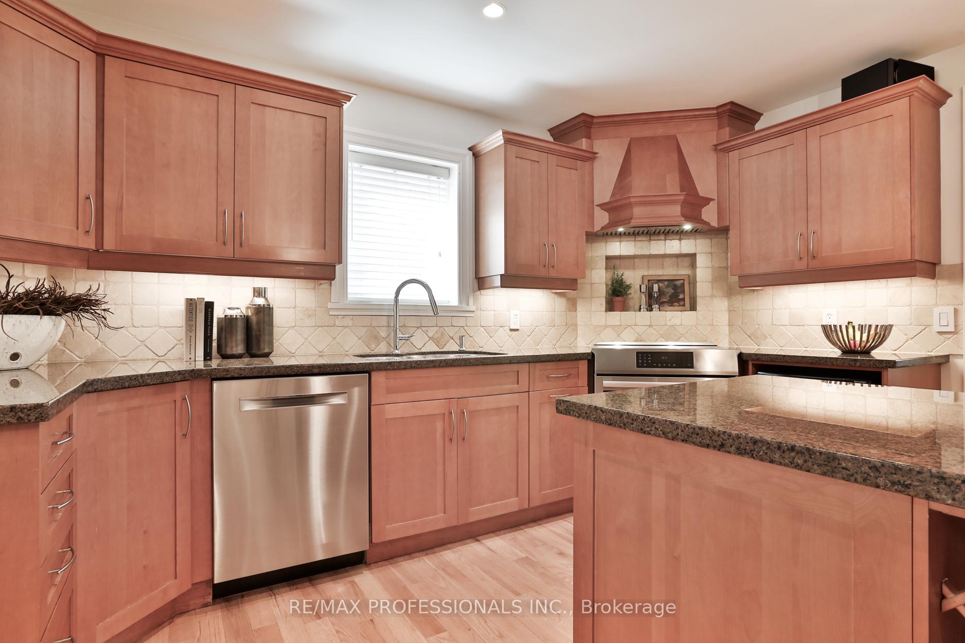 Photo 10 of 11 Cranleigh Court, Etobicoke, Edenbridge-Humber Valley — HOMEH