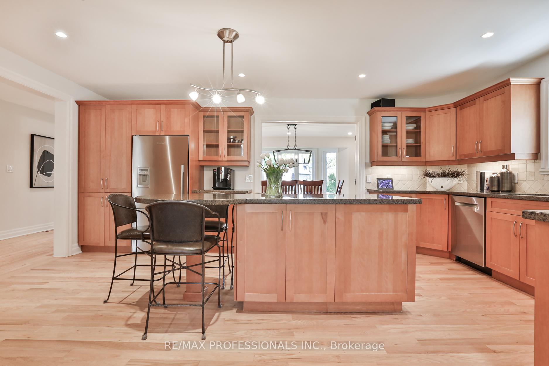 Photo 14 of 11 Cranleigh Court, Etobicoke, Edenbridge-Humber Valley — HOMEH