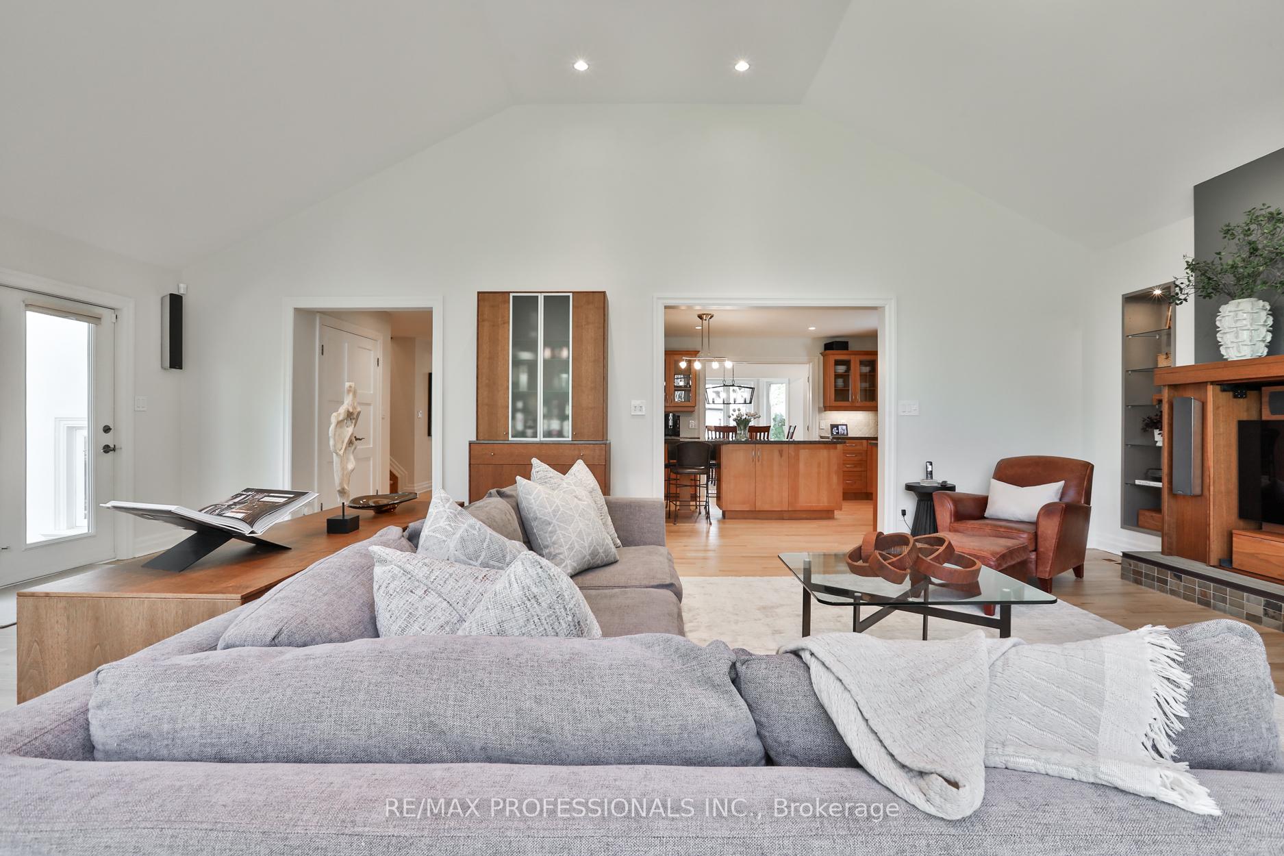 Photo 18 of 11 Cranleigh Court, Etobicoke, Edenbridge-Humber Valley — HOMEH