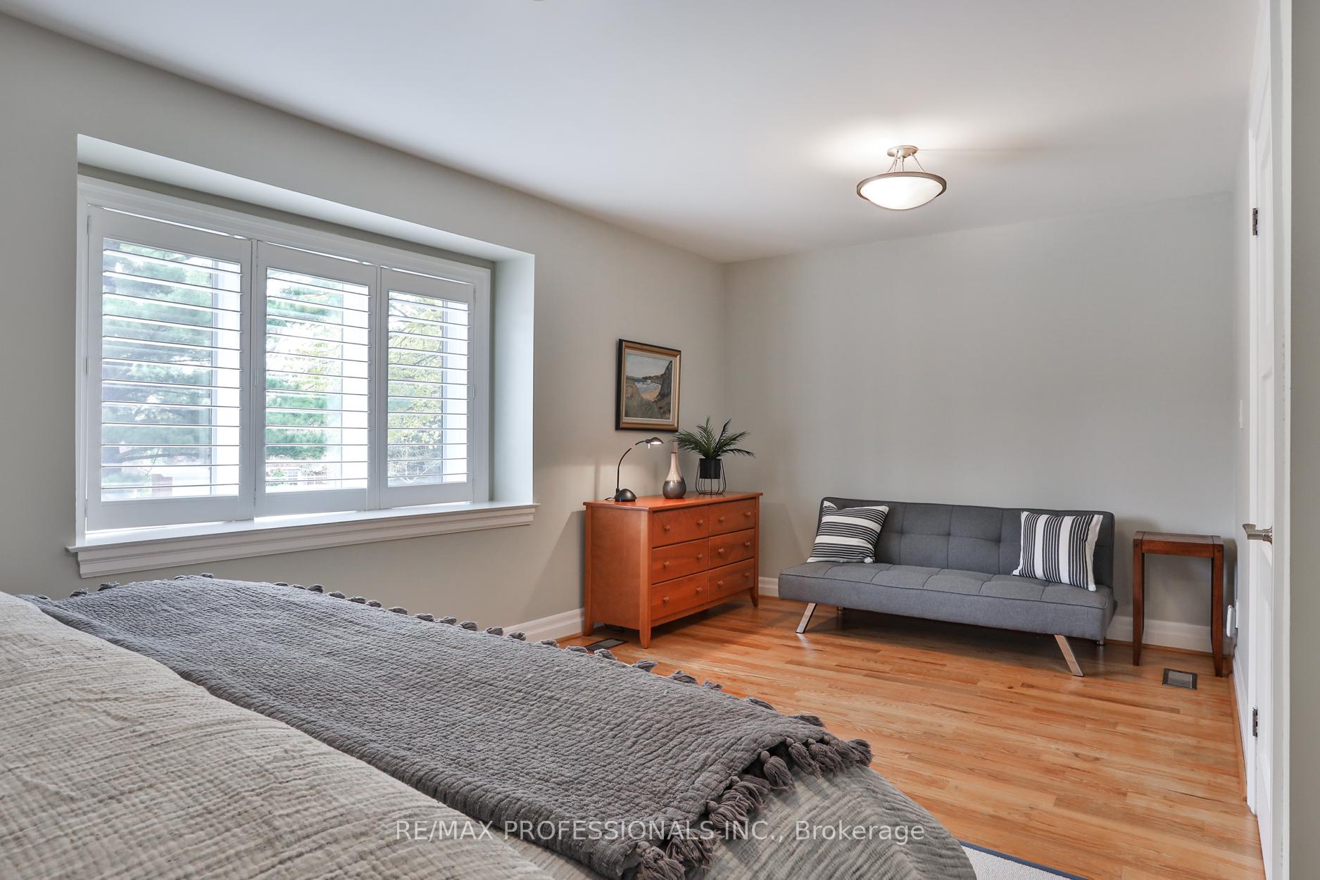 Photo 23 of 11 Cranleigh Court, Etobicoke, Edenbridge-Humber Valley — HOMEH