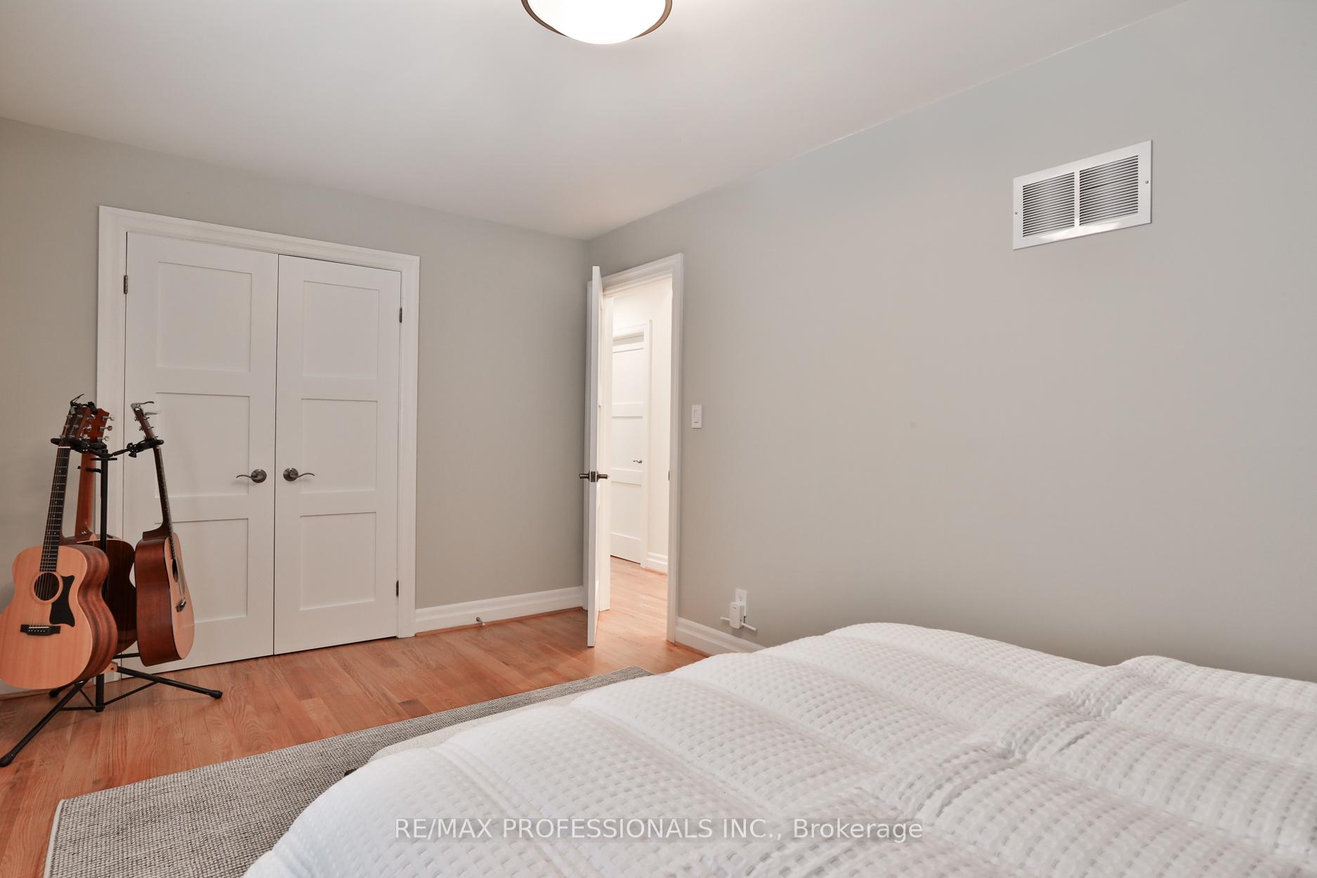 Photo 25 of 11 Cranleigh Court, Etobicoke, Edenbridge-Humber Valley — HOMEH