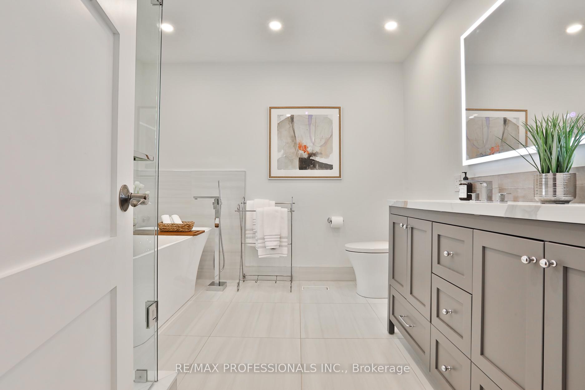 Photo 33 of 11 Cranleigh Court, Etobicoke, Edenbridge-Humber Valley — HOMEH