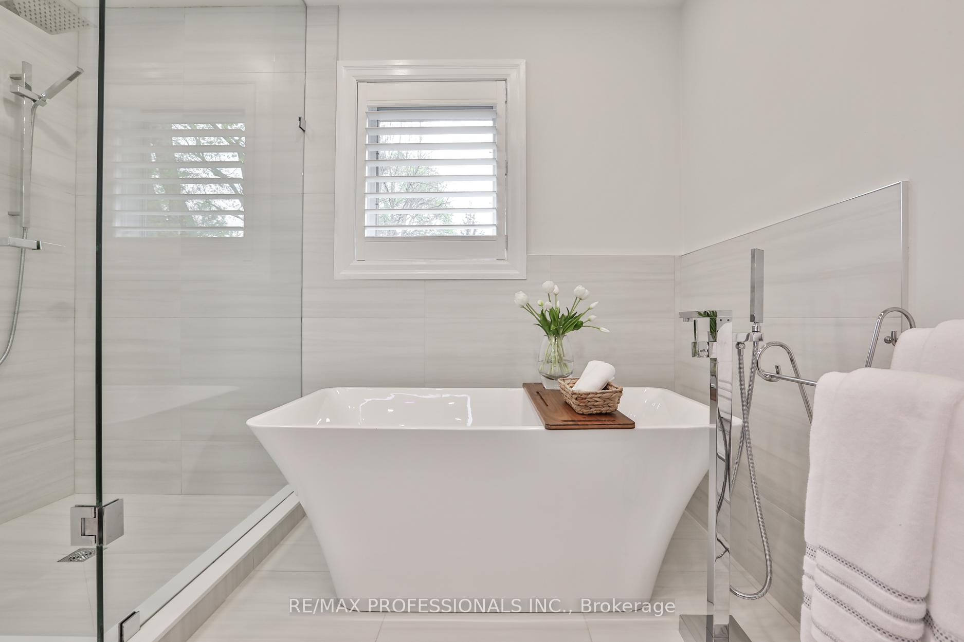 Photo 34 of 11 Cranleigh Court, Etobicoke, Edenbridge-Humber Valley — HOMEH
