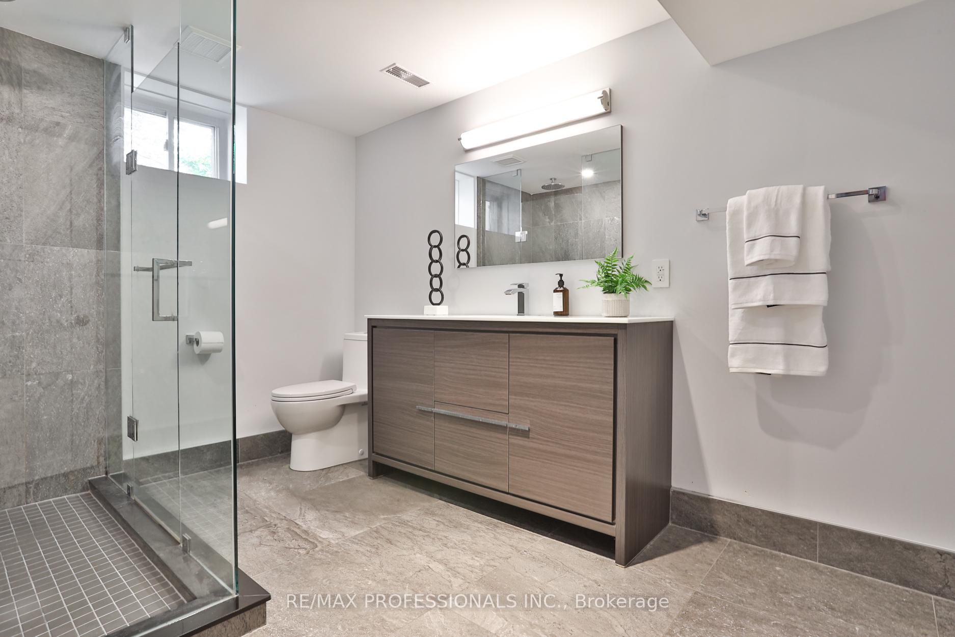Photo 47 of 11 Cranleigh Court, Etobicoke, Edenbridge-Humber Valley — HOMEH