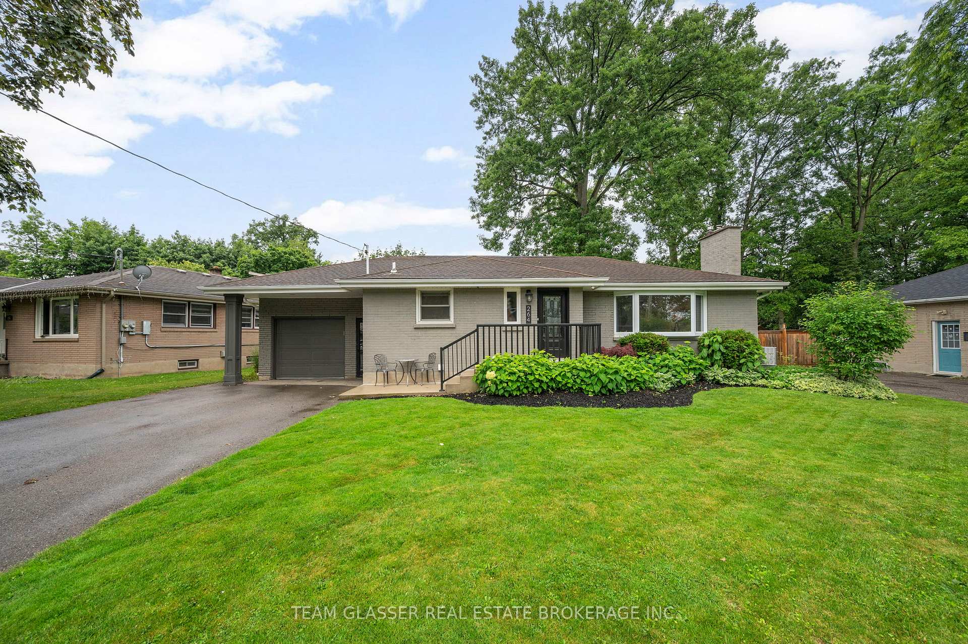 Front of 264 Ridgewood Crescent