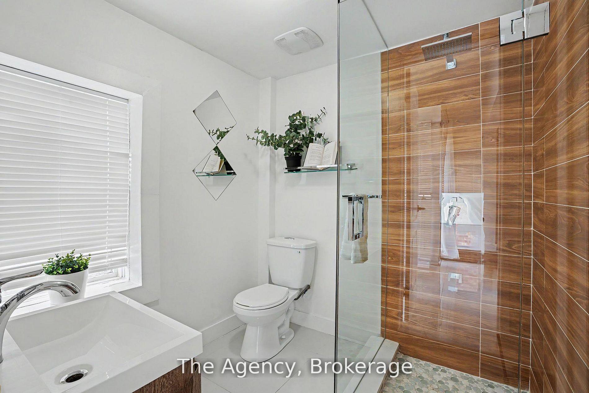 Photo 5 of 881 Lakeshore Road E, Mississauga, Lakeview — HOMEH