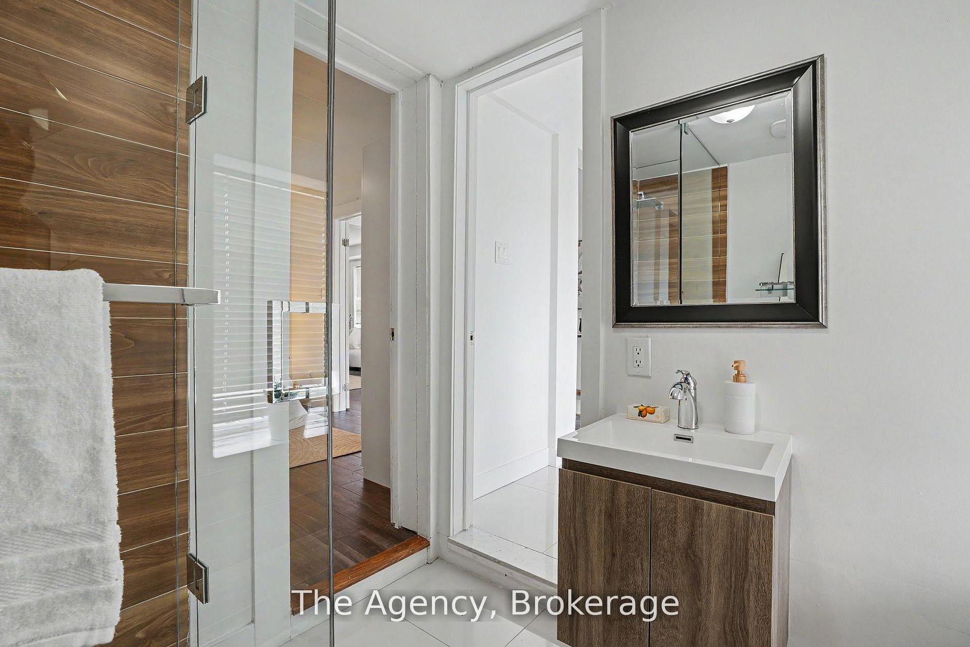Photo 13 of 881 Lakeshore Road E, Mississauga, Lakeview — HOMEH