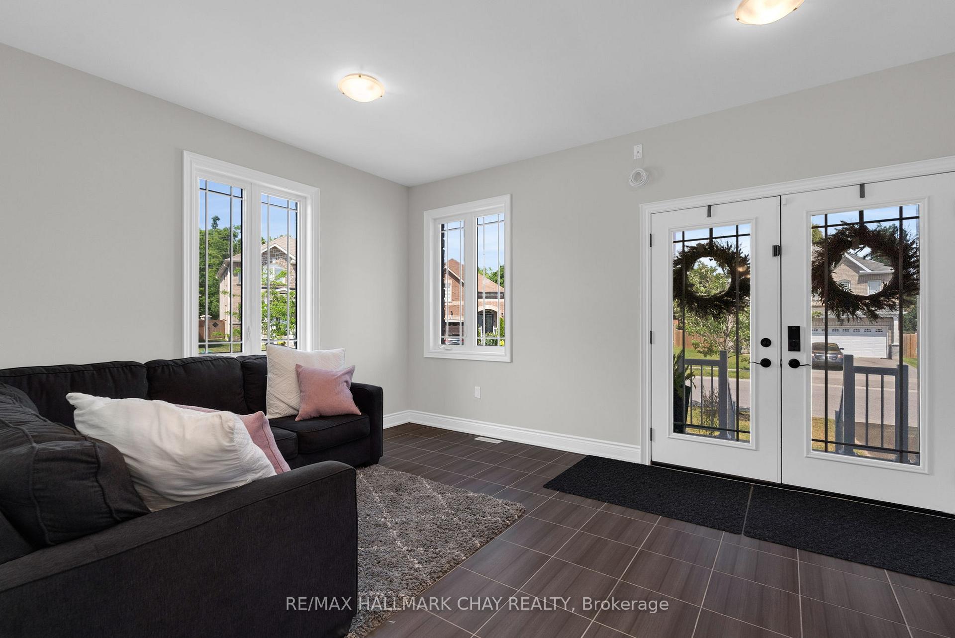 Photo 3 of 69 Prince George Crescent, Barrie, Innis-Shore — HOMEH