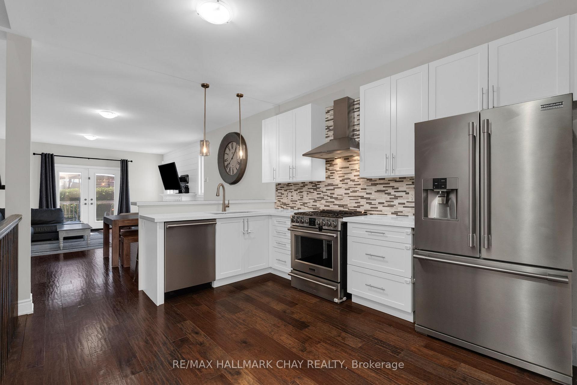Photo 5 of 69 Prince George Crescent, Barrie, Innis-Shore — HOMEH