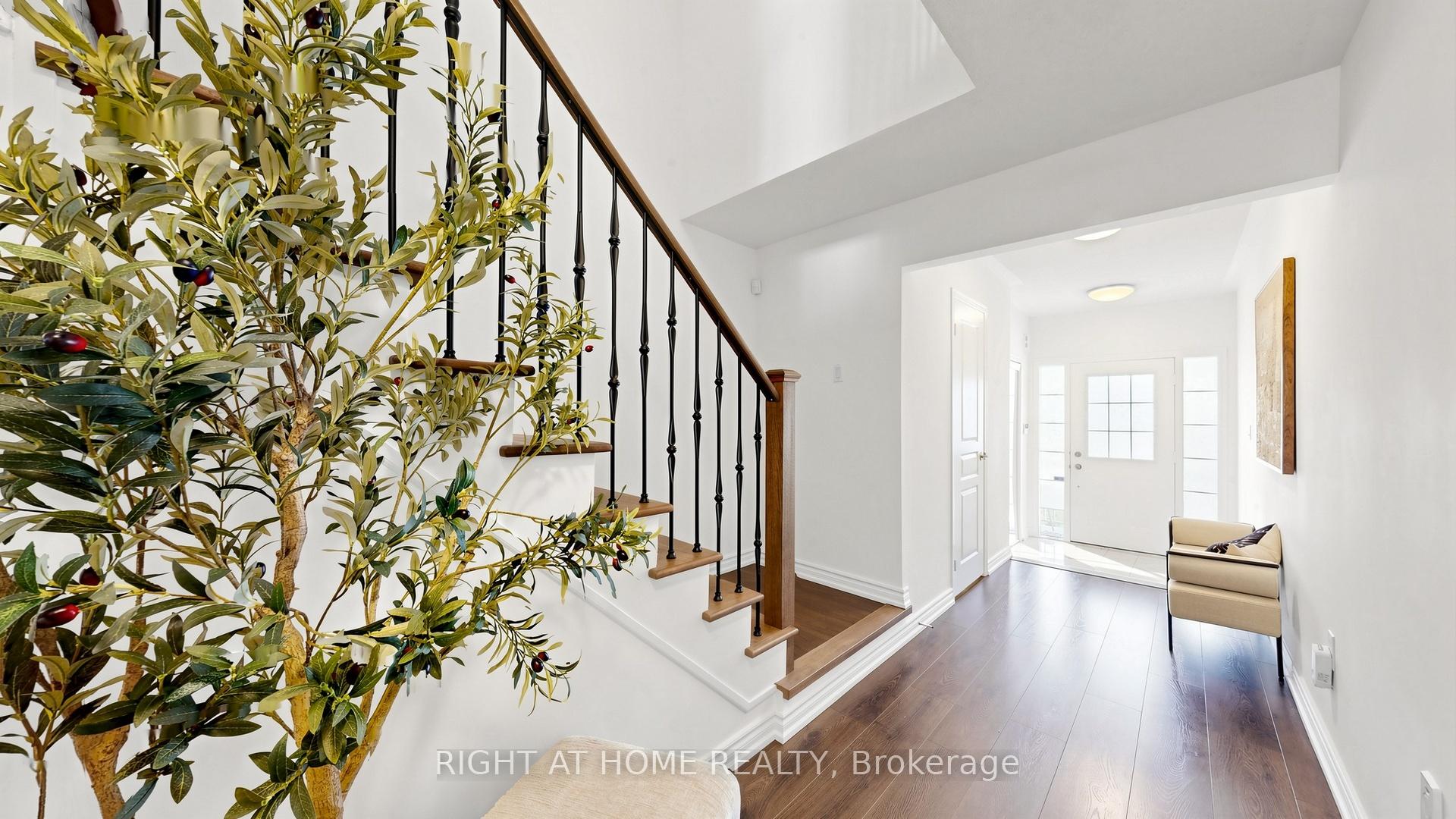 Photo 3 of 80 Barr Crescent, Aurora, Bayview Northeast — HOMEH