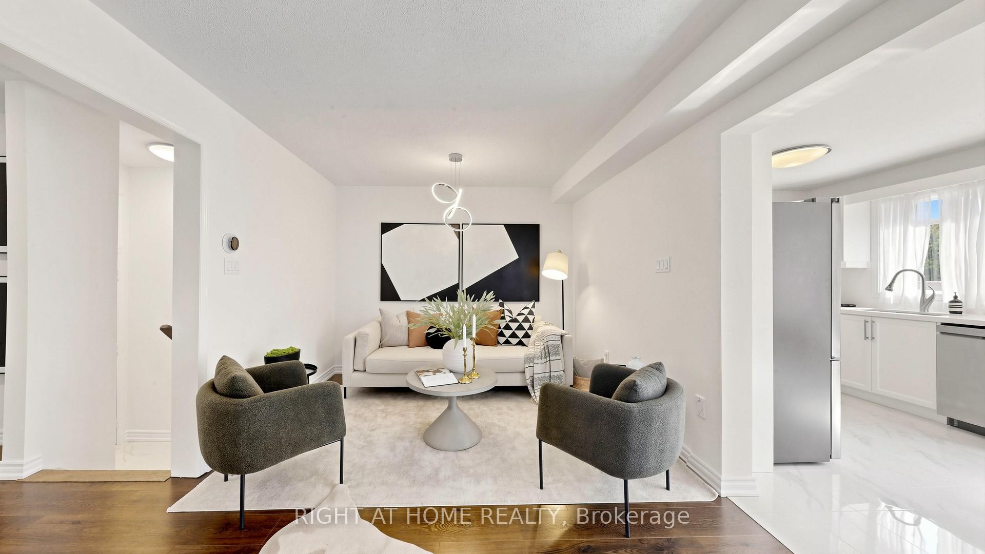 Photo 5 of 80 Barr Crescent, Aurora, Bayview Northeast — HOMEH