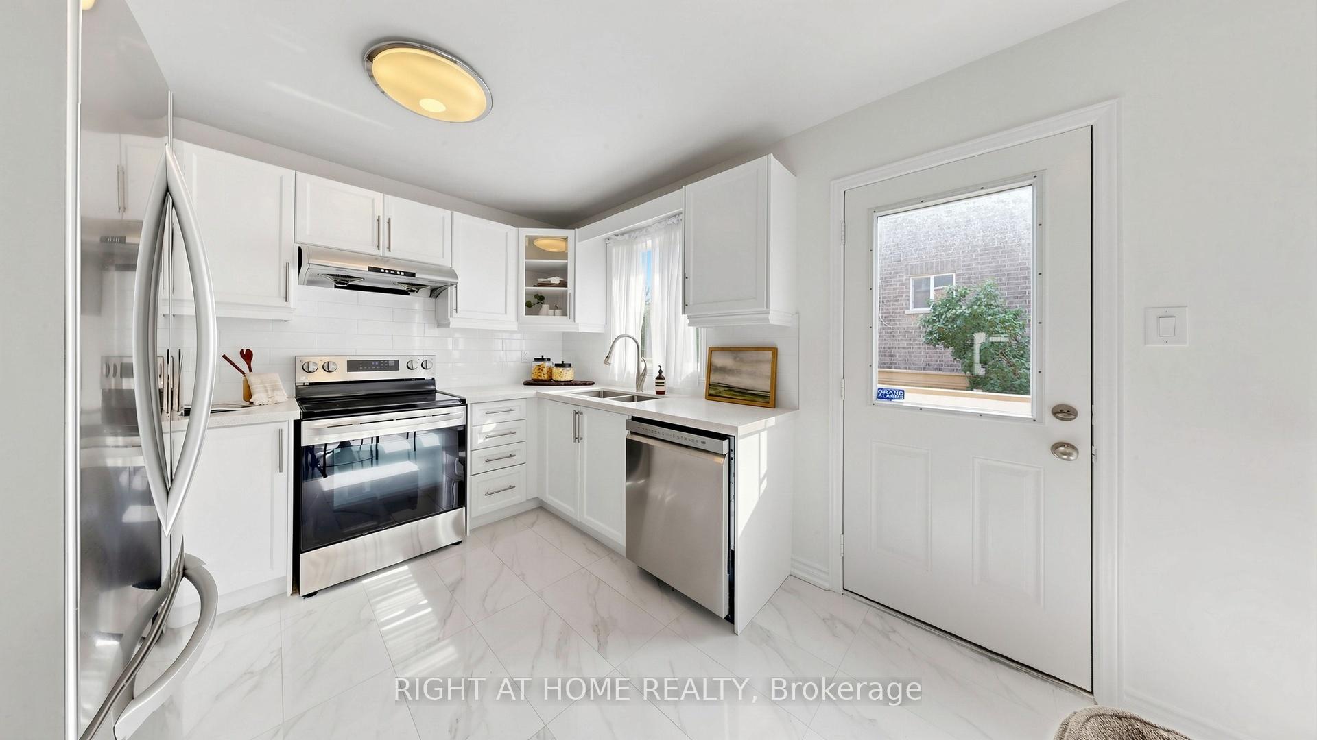 Photo 8 of 80 Barr Crescent, Aurora, Bayview Northeast — HOMEH