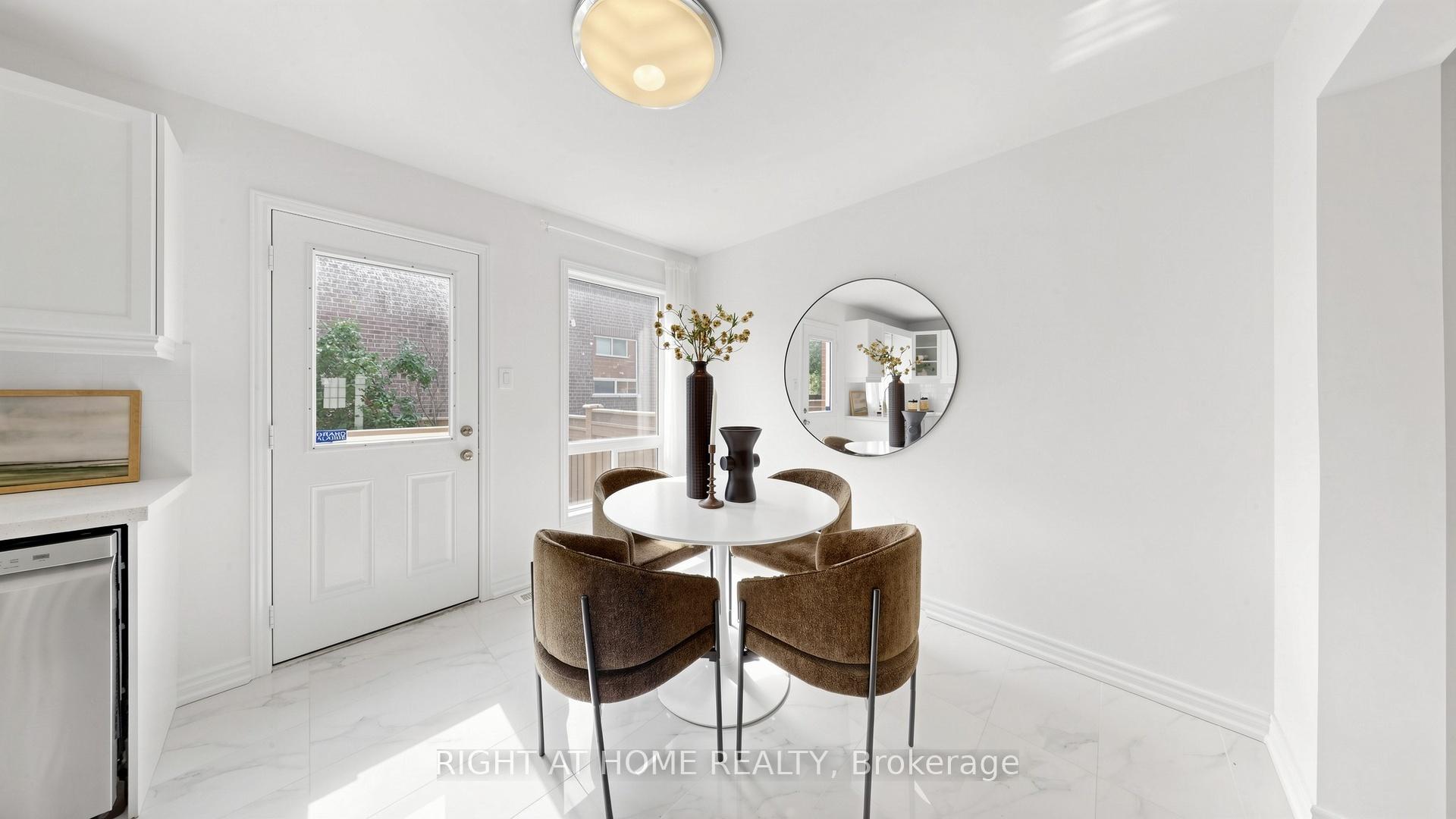 Photo 10 of 80 Barr Crescent, Aurora, Bayview Northeast — HOMEH