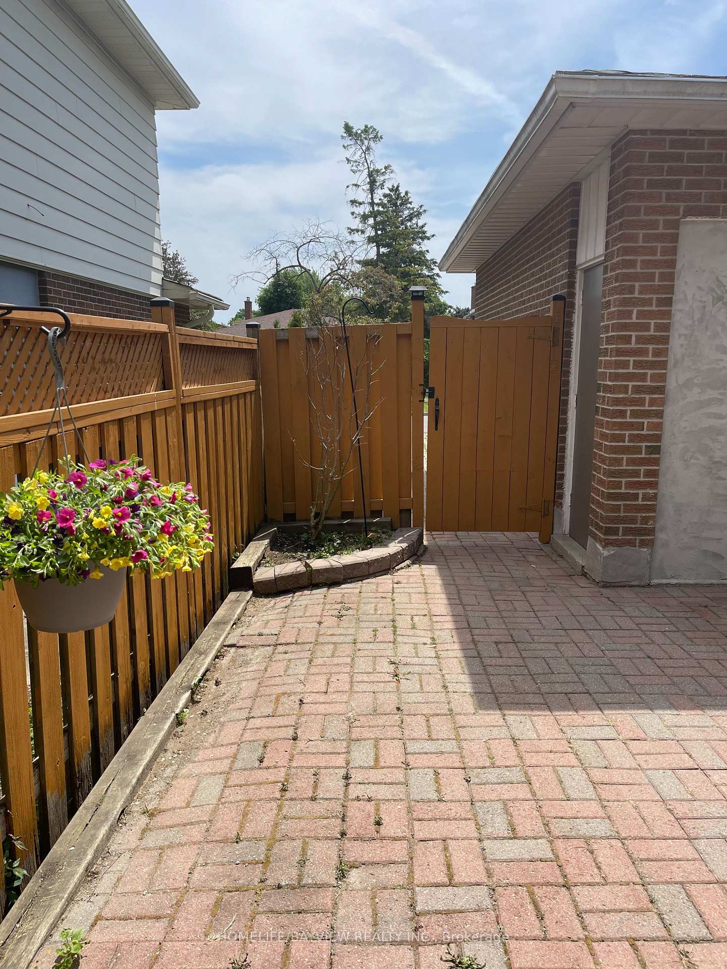 Photo 15 of 32 blue spruce Lane, Markham, Royal Orchard — HOMEH