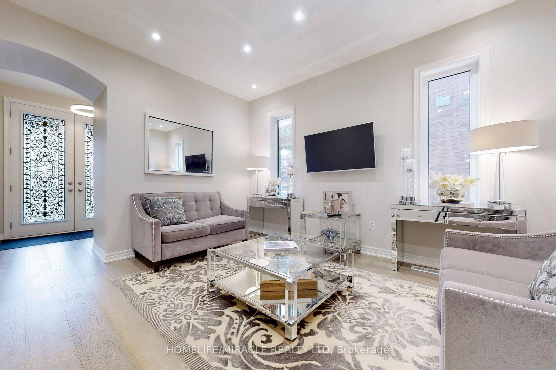 Photo 3 of 18 Pearman Crescent, Brampton, Brampton North — HOMEH