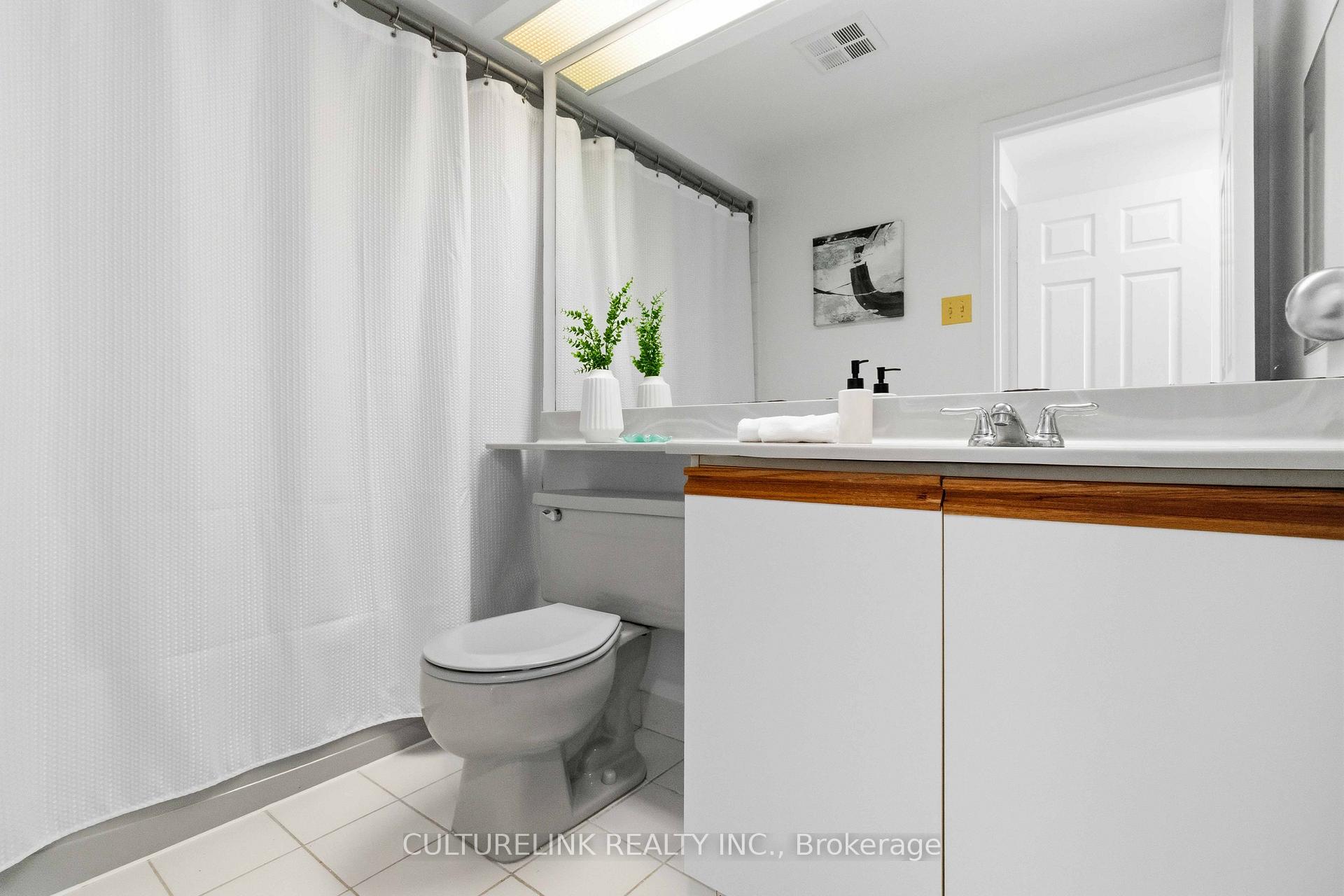 Photo 8 of Unit 807, 99 Harbour Square, Toronto, Waterfront Communities — HOMEH