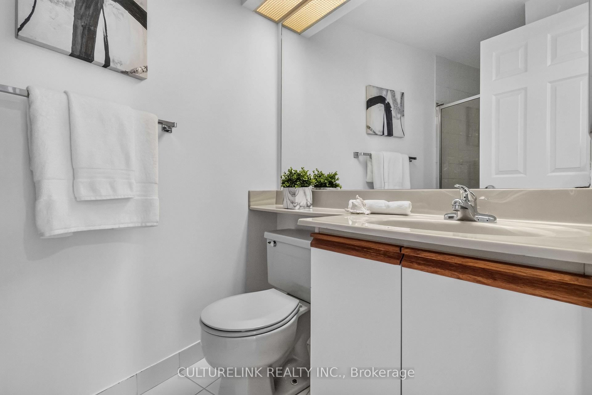 Photo 10 of Unit 807, 99 Harbour Square, Toronto, Waterfront Communities — HOMEH