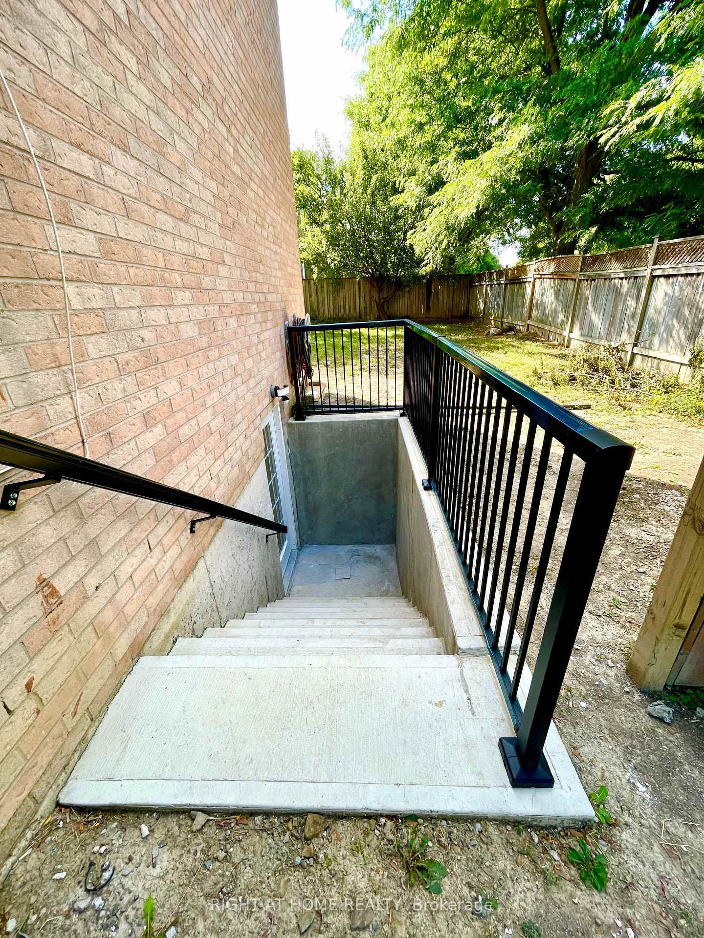 Photo 2 of Unit Basement, 106 Vivians Crescent, Brampton, Fletcher's West — HOMEH
