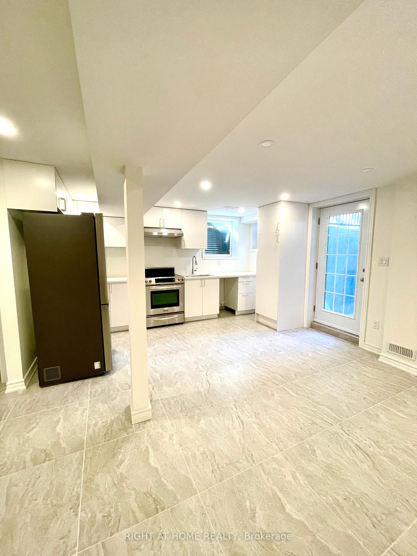Photo 4 of Unit Basement, 106 Vivians Crescent, Brampton, Fletcher's West — HOMEH