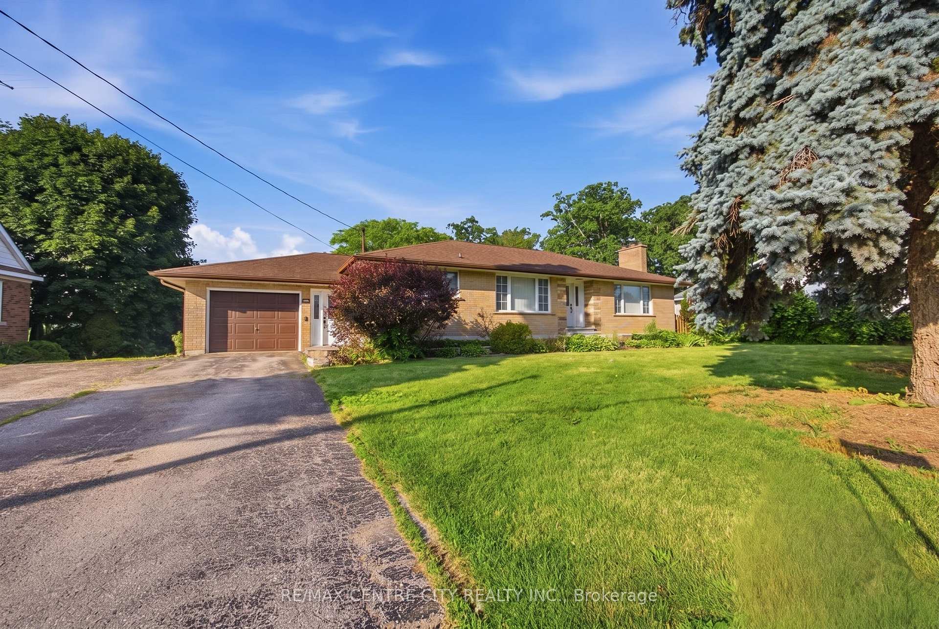 Photo of 303 Simcoe Street