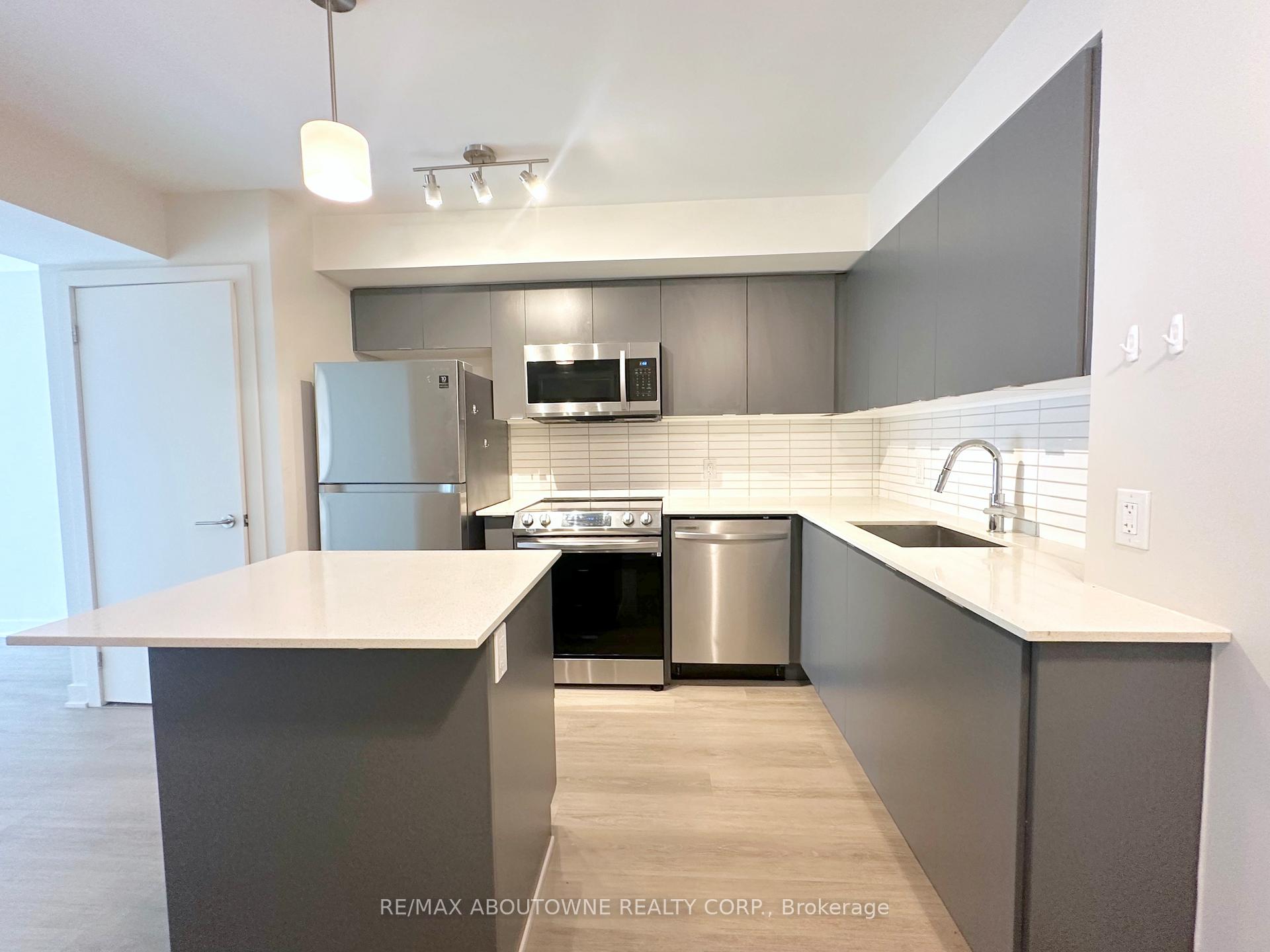 Photo 3 of Unit 303, 3385 Dundas Street W, Toronto, Runnymede-Bloor West Village — HOMEH