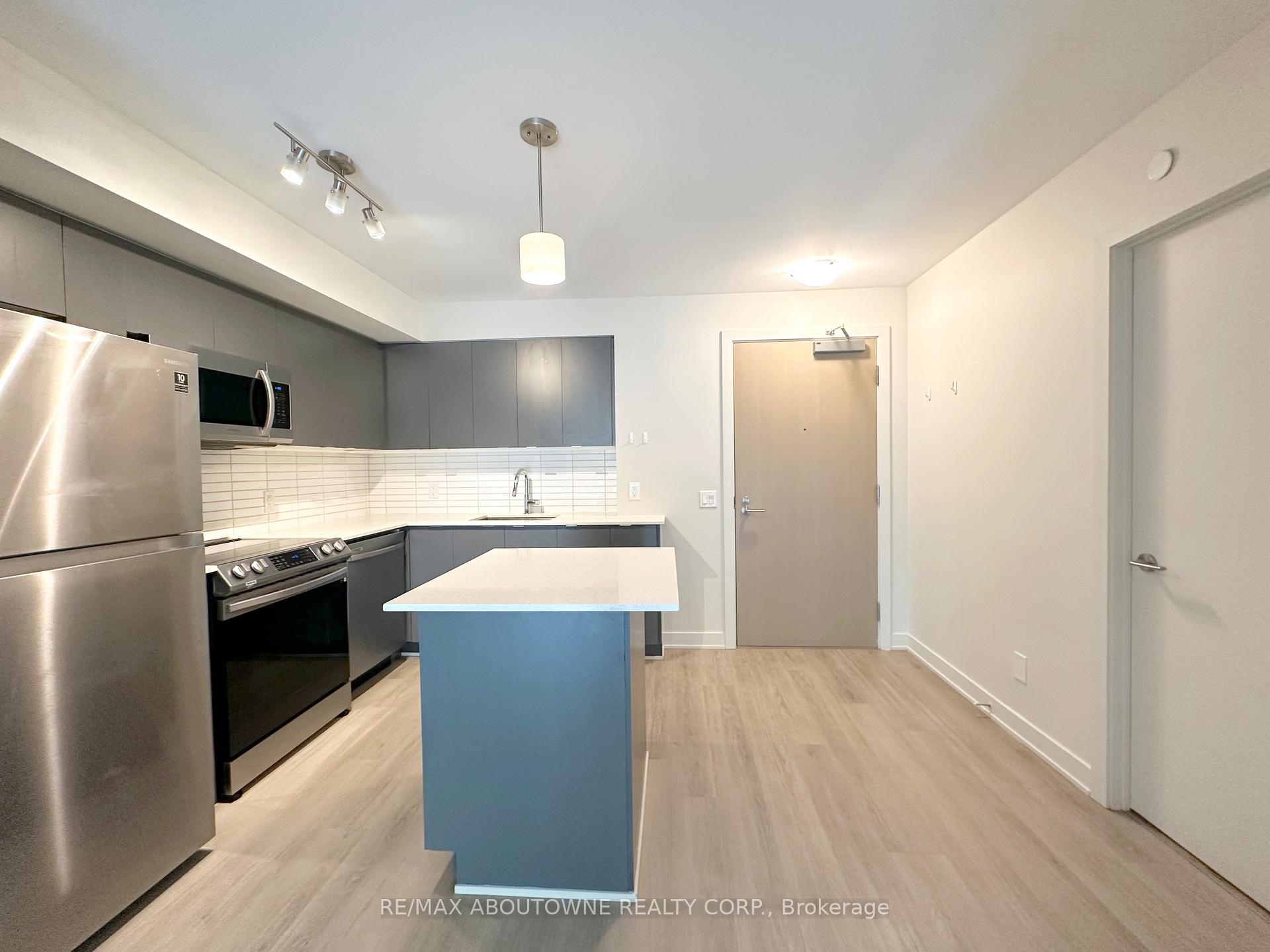 Photo 4 of Unit 303, 3385 Dundas Street W, Toronto, Runnymede-Bloor West Village — HOMEH