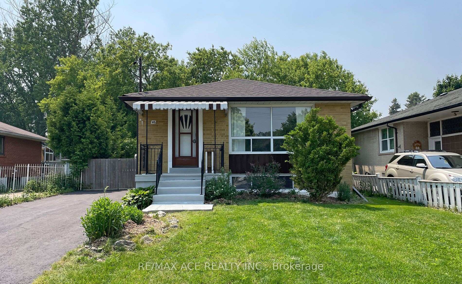 Front of Unit Bsmt, 46 Mossbank Drive