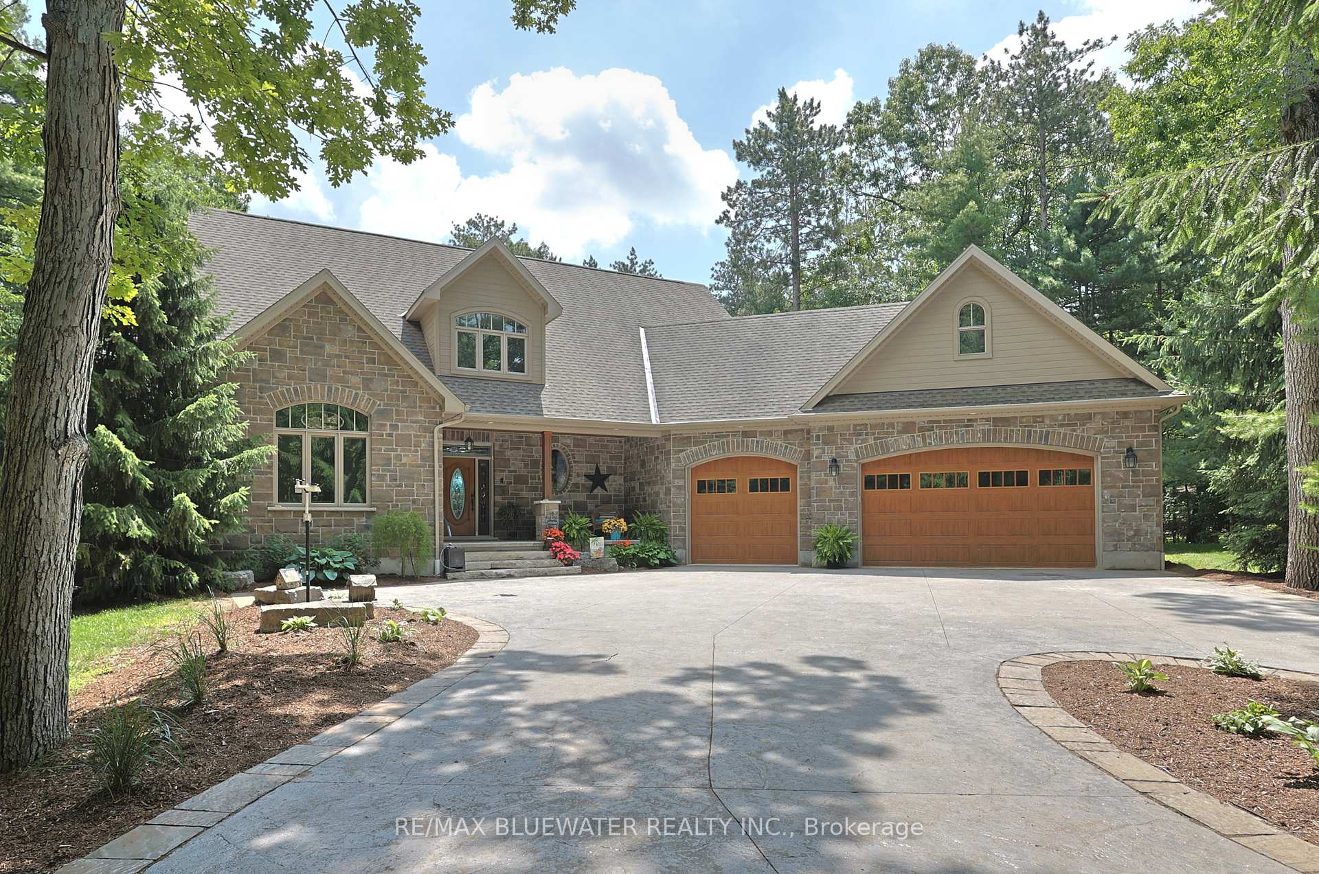 Photo 1 of 9956 Pinetree Crescent, Lambton Shores, Grand Bend — HOMEH