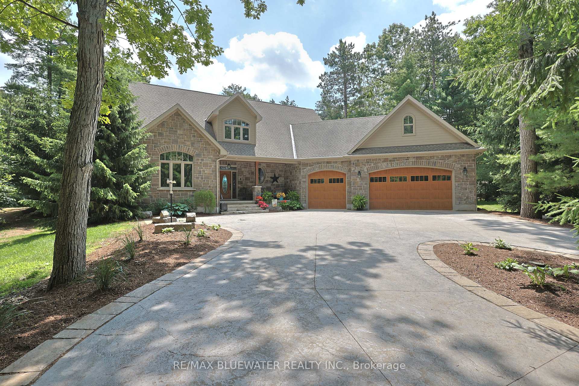 Photo 6 of 9956 Pinetree Crescent, Lambton Shores, Grand Bend — HOMEH