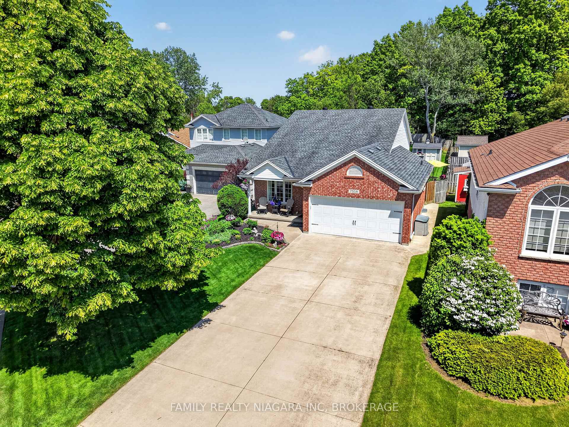 Photo 3 of 7558 Canterbury Crescent, Niagara Falls, Mt. Carmel — HOMEH