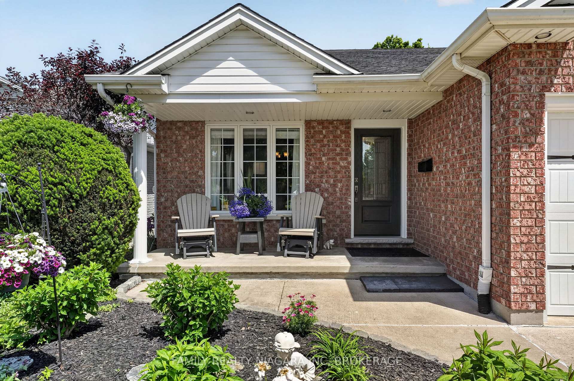 Photo 4 of 7558 Canterbury Crescent, Niagara Falls, Mt. Carmel — HOMEH