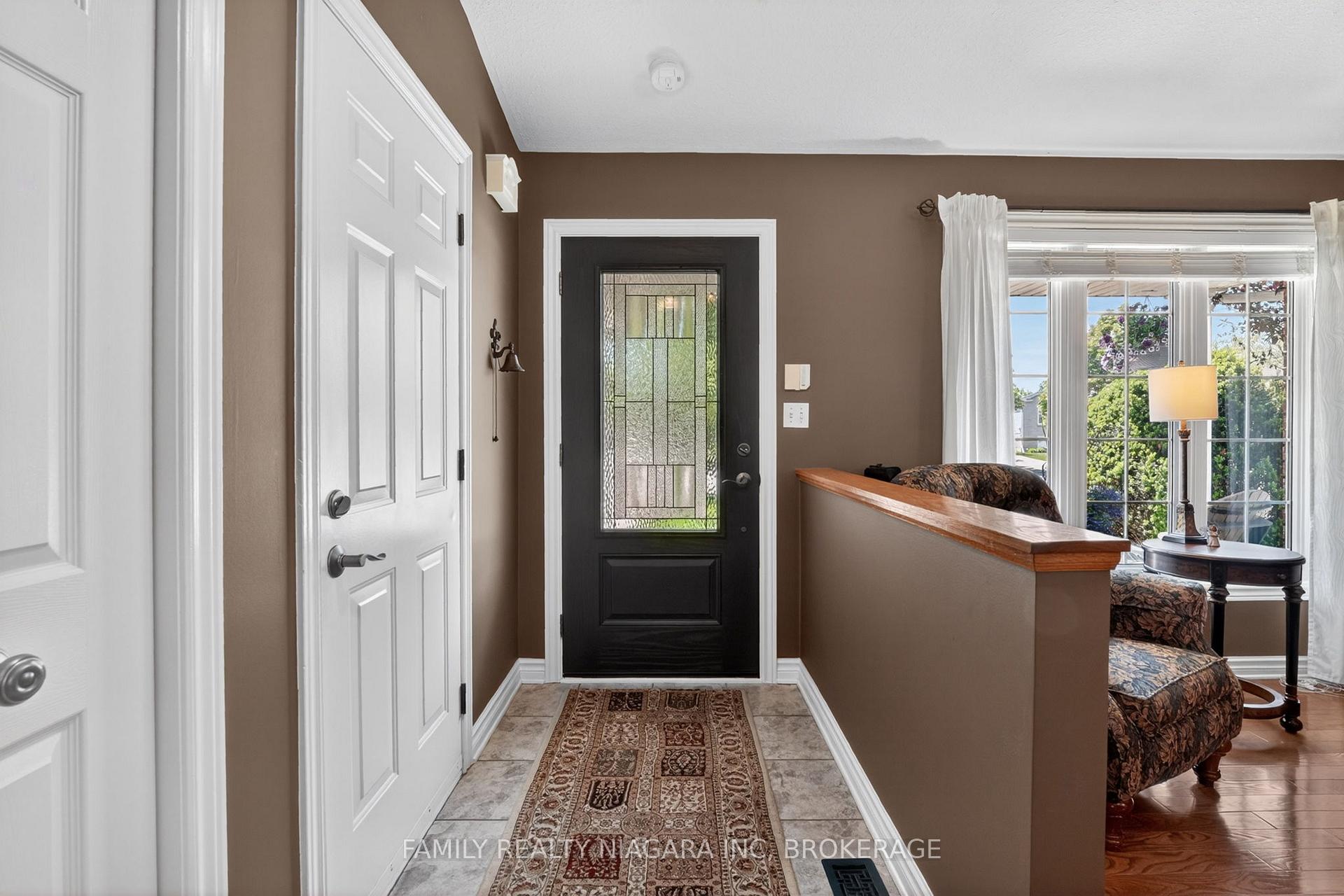 Photo 5 of 7558 Canterbury Crescent, Niagara Falls, Mt. Carmel — HOMEH