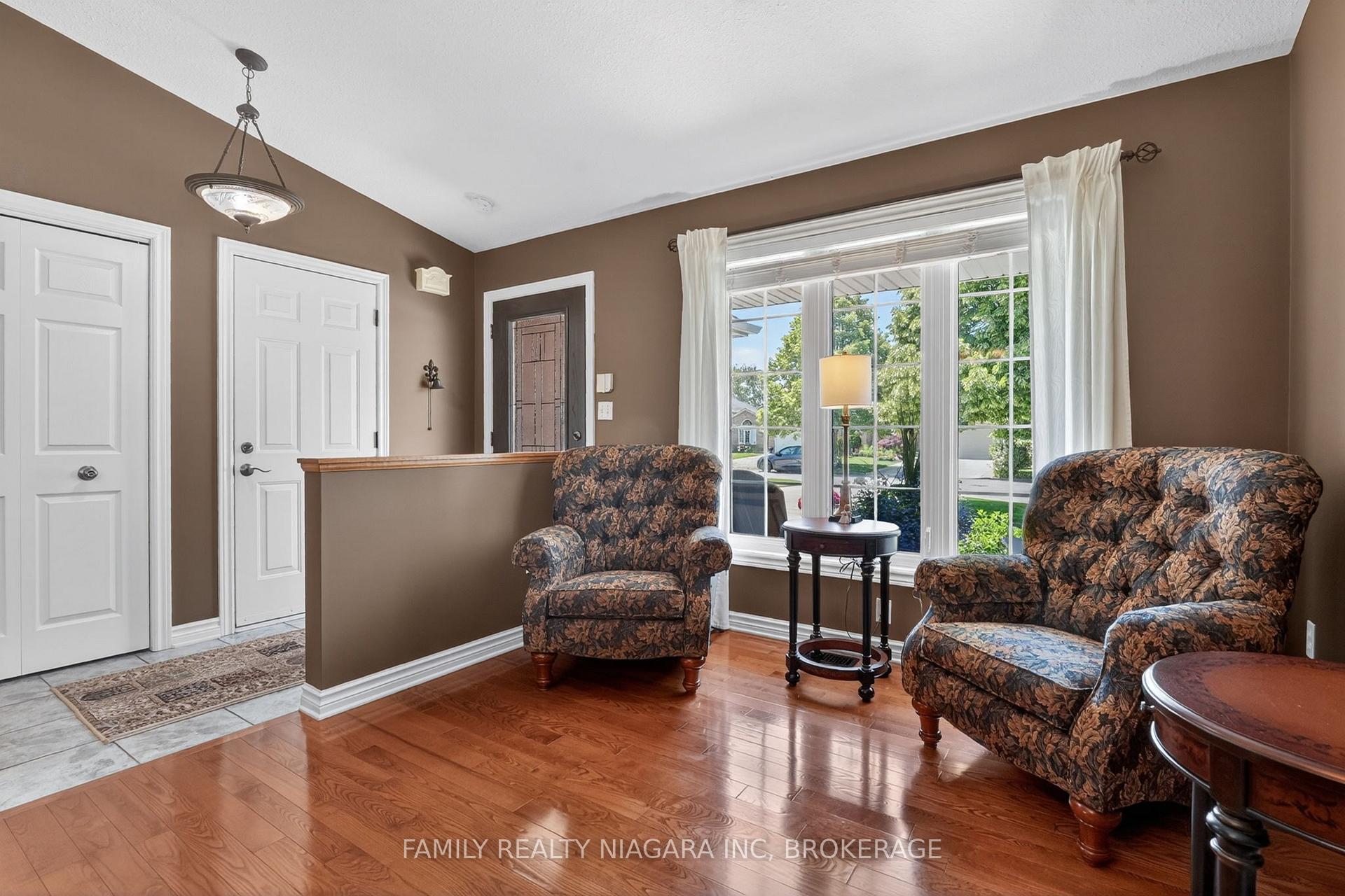 Photo 6 of 7558 Canterbury Crescent, Niagara Falls, Mt. Carmel — HOMEH