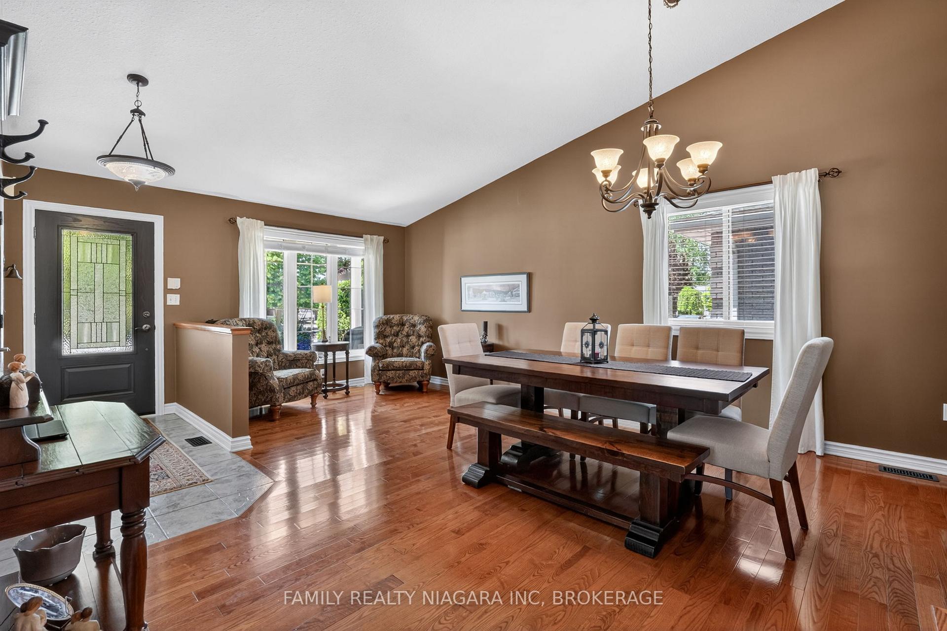 Photo 8 of 7558 Canterbury Crescent, Niagara Falls, Mt. Carmel — HOMEH