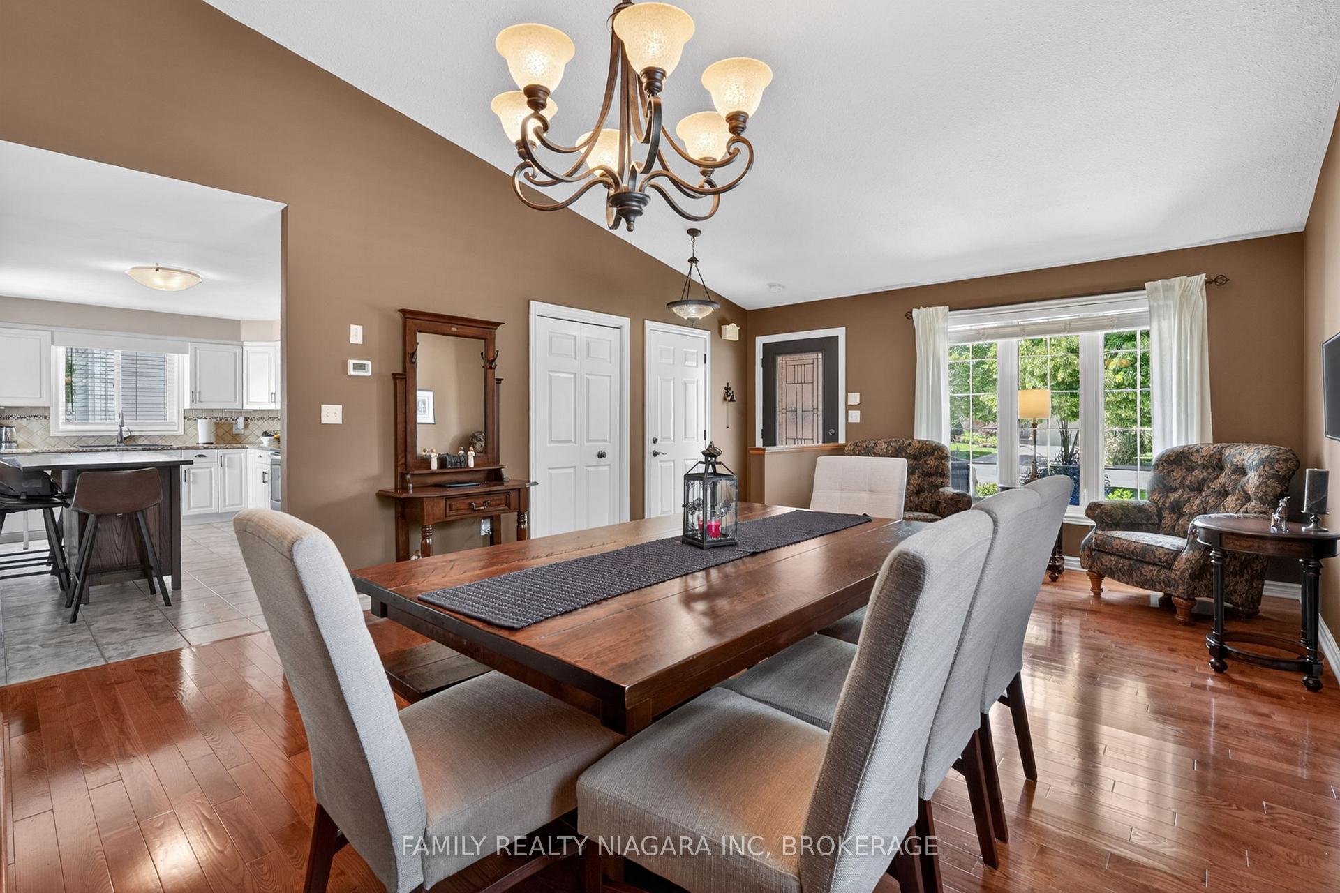 Photo 9 of 7558 Canterbury Crescent, Niagara Falls, Mt. Carmel — HOMEH