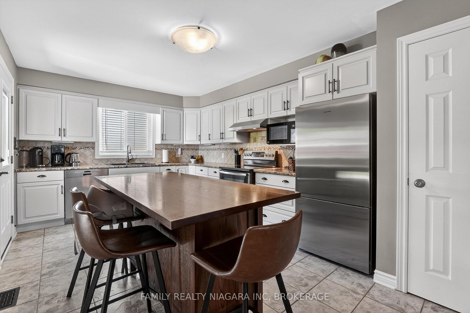 Photo 11 of 7558 Canterbury Crescent, Niagara Falls, Mt. Carmel — HOMEH
