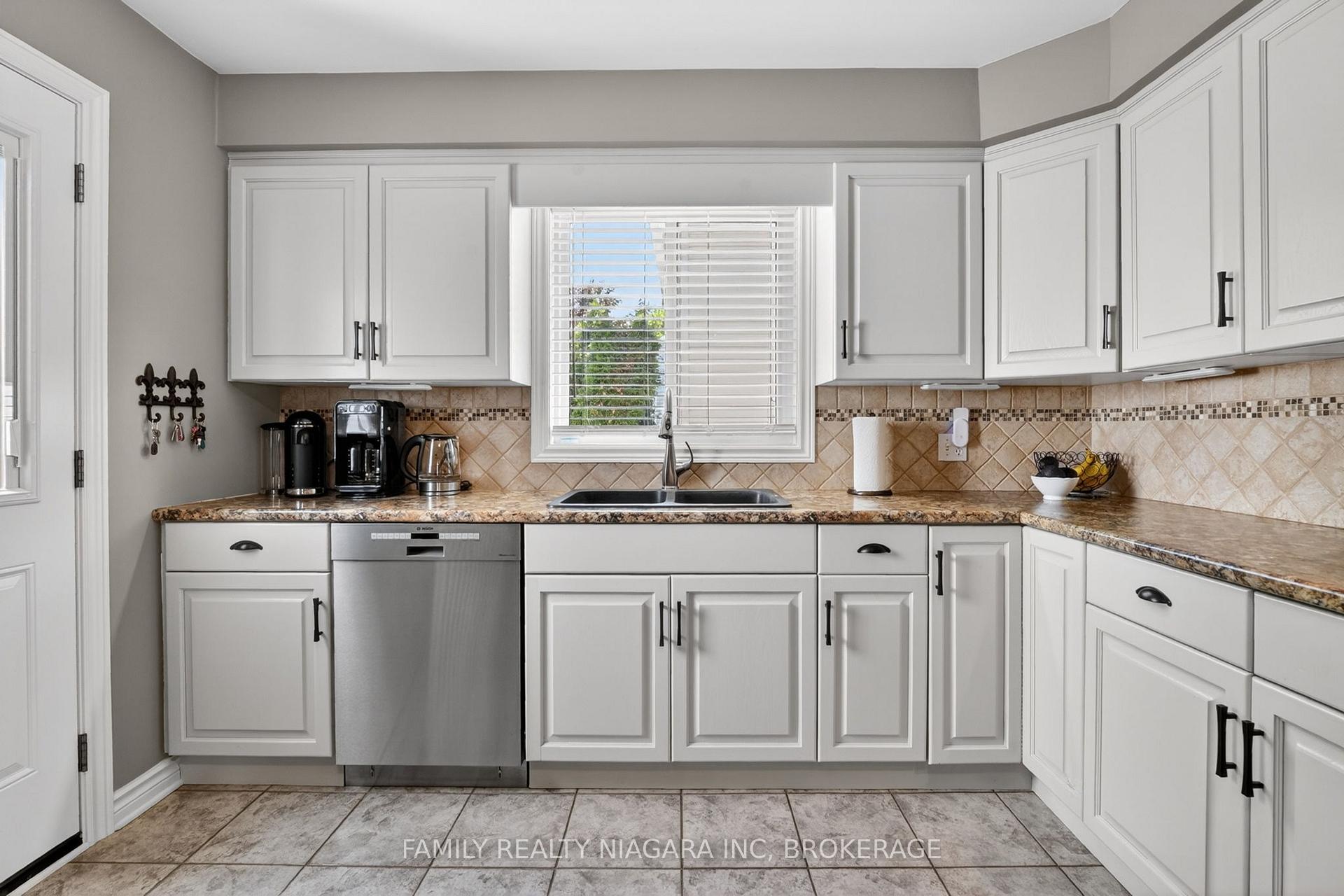 Photo 12 of 7558 Canterbury Crescent, Niagara Falls, Mt. Carmel — HOMEH